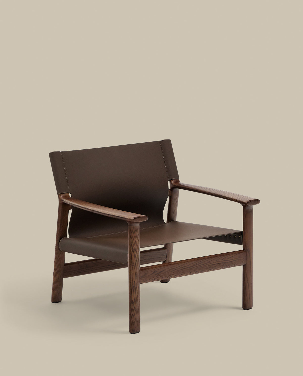 Sessel Jan aus recycelten Lederfasern in Dunkelbraun und massivem Eschenholz FSC 100 % mit Nussbaum-Finish in Dunkelbraun präsentiert im Onlineshop von KAQTU Design AG. Sessel ist von Kave Home