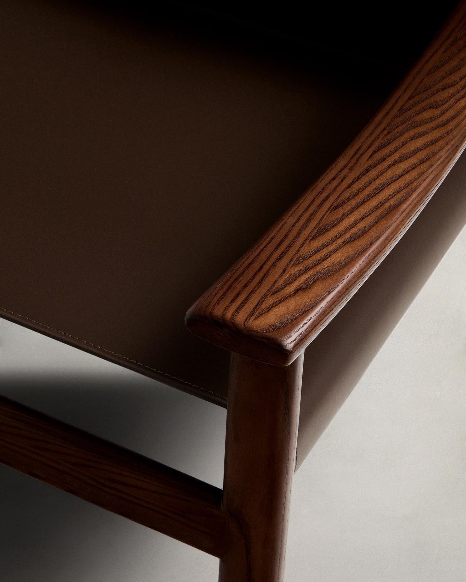 Entdecken Sie den Sessel Jan von Kave Home: Ein elegantes Möbelstück aus recyceltem Leder und FSC-zertifiziertem Eschenholz, das modernes Design und Nachhaltigkeit vereint.