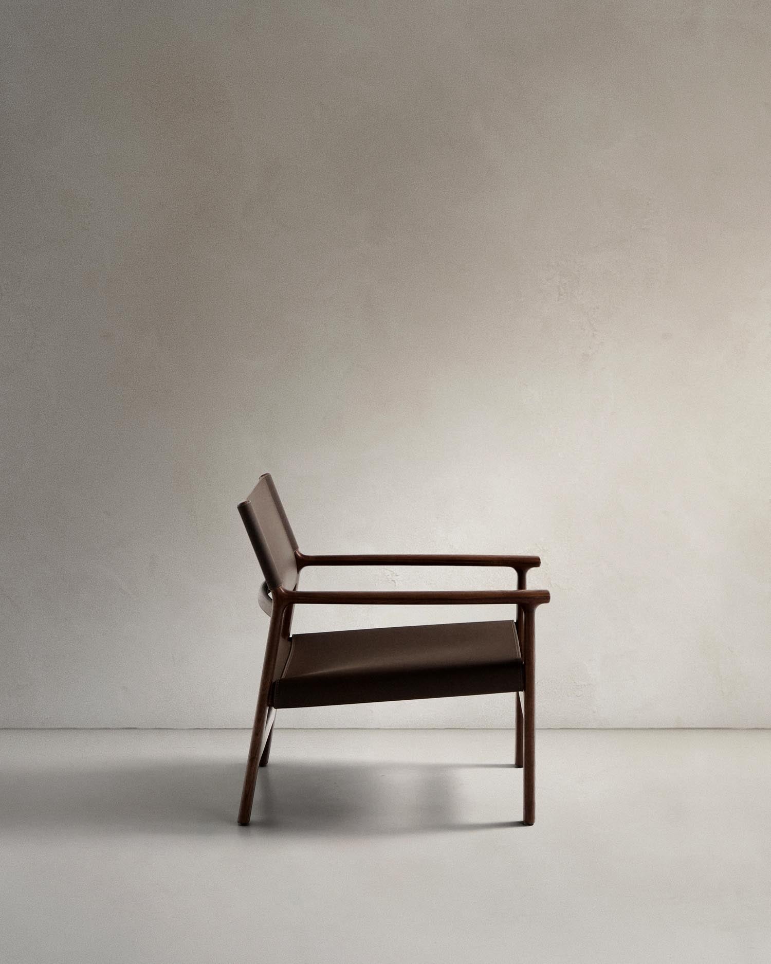 Erleben Sie den Sessel Jan von Kave Home: Ein stilvolles Möbelstück aus recyceltem Leder und FSC-zertifiziertem Eschenholz, das Komfort und Nachhaltigkeit vereint.