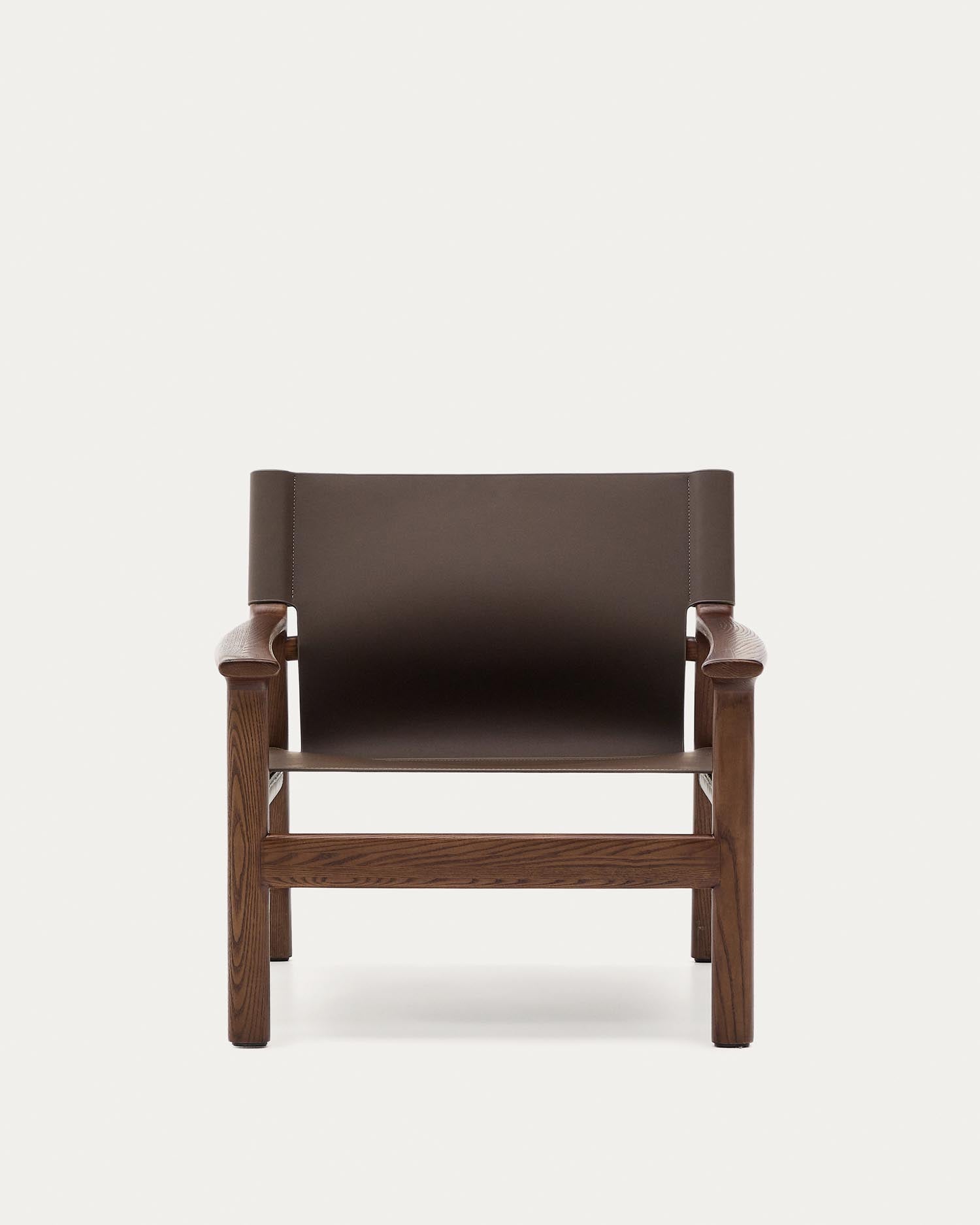 Erleben Sie den Sessel Jan von Kave Home: Ein stilvolles Möbelstück aus recyceltem Leder und FSC-zertifiziertem Eschenholz, das Nachhaltigkeit und Komfort vereint.