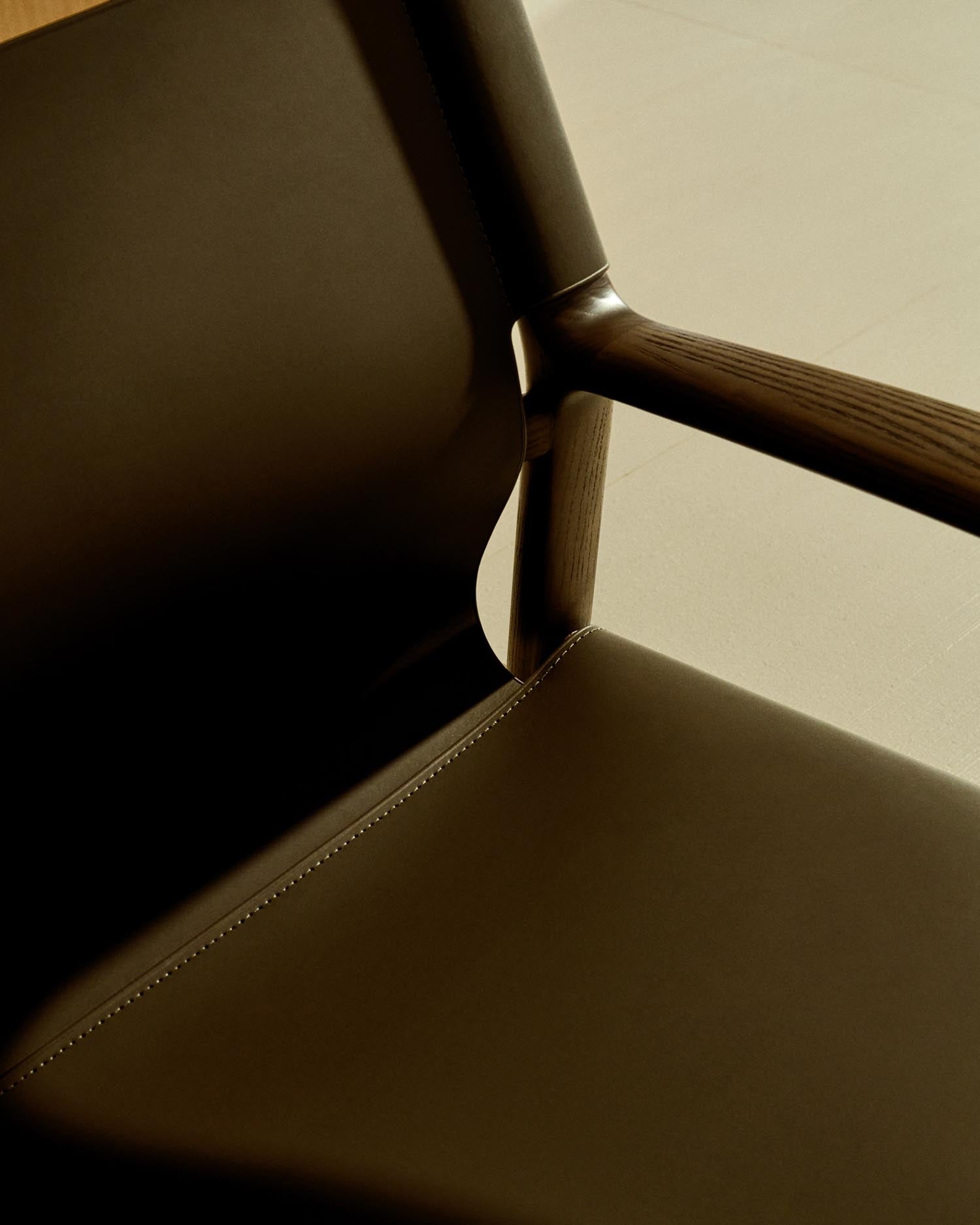 Erleben Sie den Sessel Jan von Kave Home: Ein elegantes Design aus recyceltem Leder und FSC-zertifiziertem Eschenholz, das Stil und Nachhaltigkeit vereint.