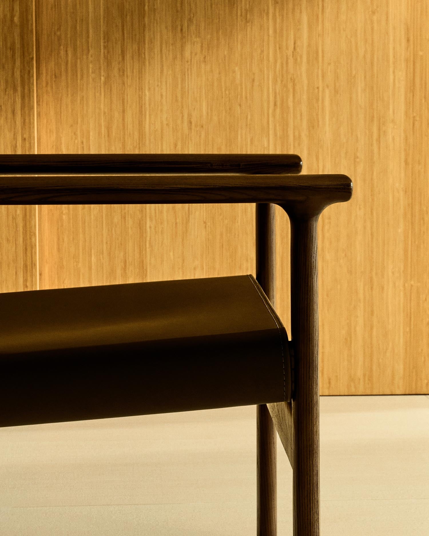 Erleben Sie den Sessel Jan von Kave Home: Ein elegantes Design aus recyceltem Leder und nachhaltigem Eschenholz, das Stil und Komfort vereint.