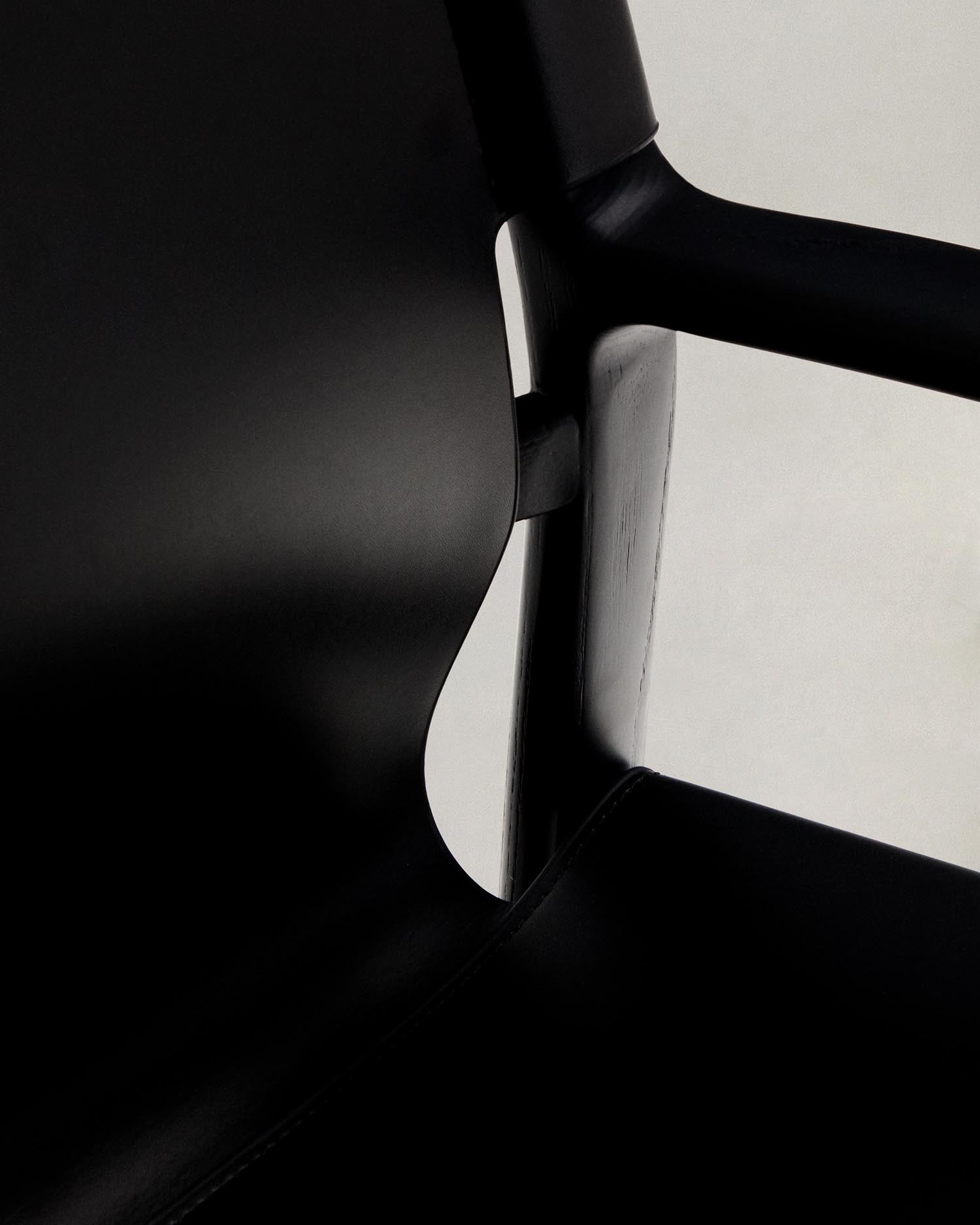 Erleben Sie den Stuhl Jan von Kave Home: Ein stilvolles Möbelstück aus recyceltem Leder und FSC-zertifiziertem Eschenholz, das Eleganz und Nachhaltigkeit vereint.