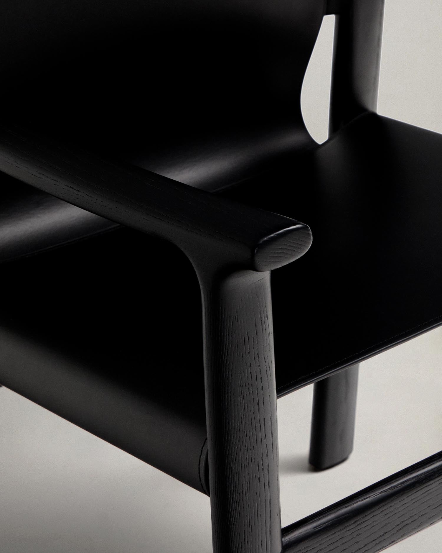 Entdecken Sie den Stuhl Jan von Kave Home: Ein eleganter Stuhl aus recyceltem Leder und nachhaltigem Eschenholz, der Komfort und Stil vereint.