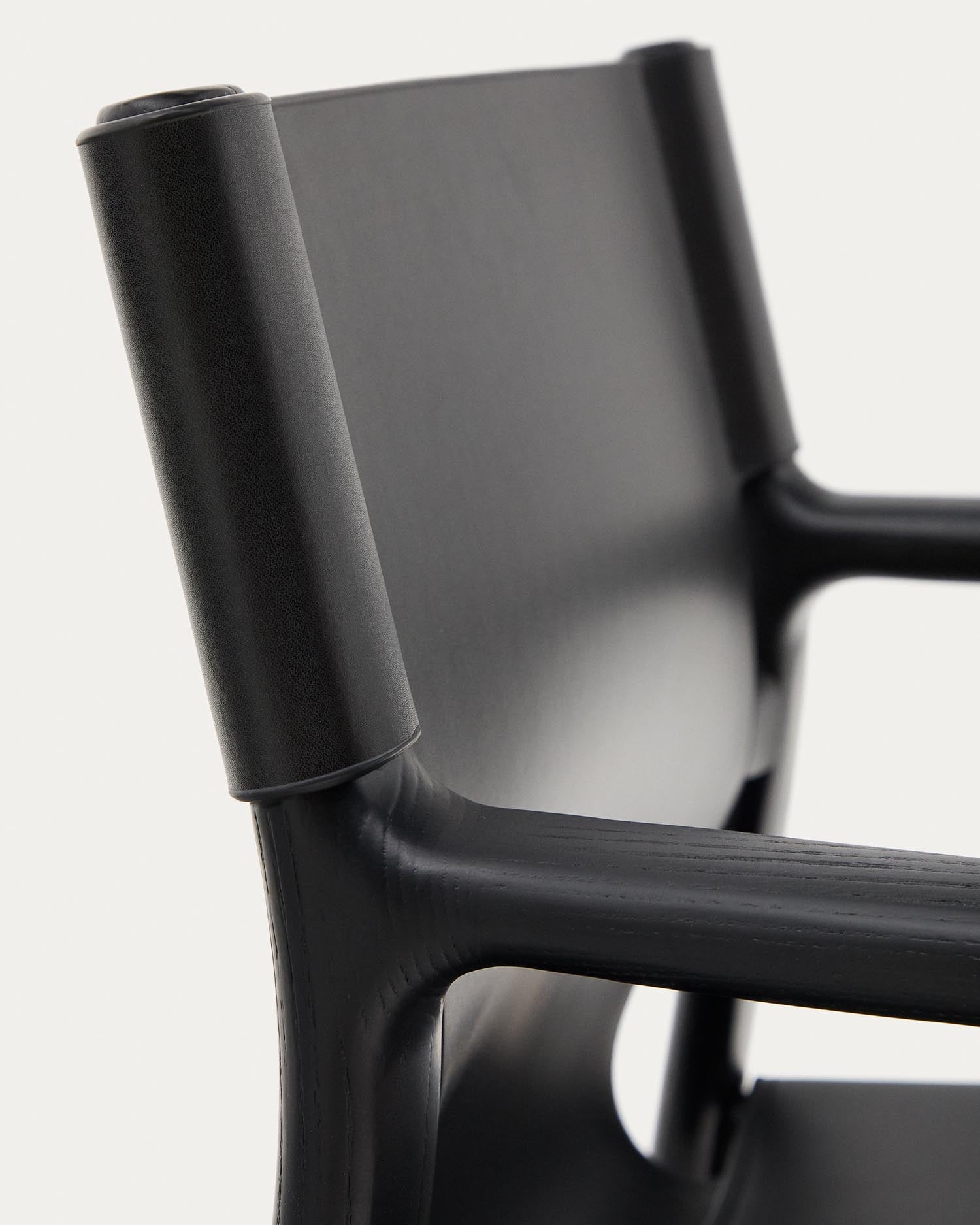 Erleben Sie den Stuhl Jan von Kave Home: Ein stilvolles Möbelstück aus recyceltem Leder und FSC-zertifiziertem Eschenholz, das Eleganz und Nachhaltigkeit vereint.