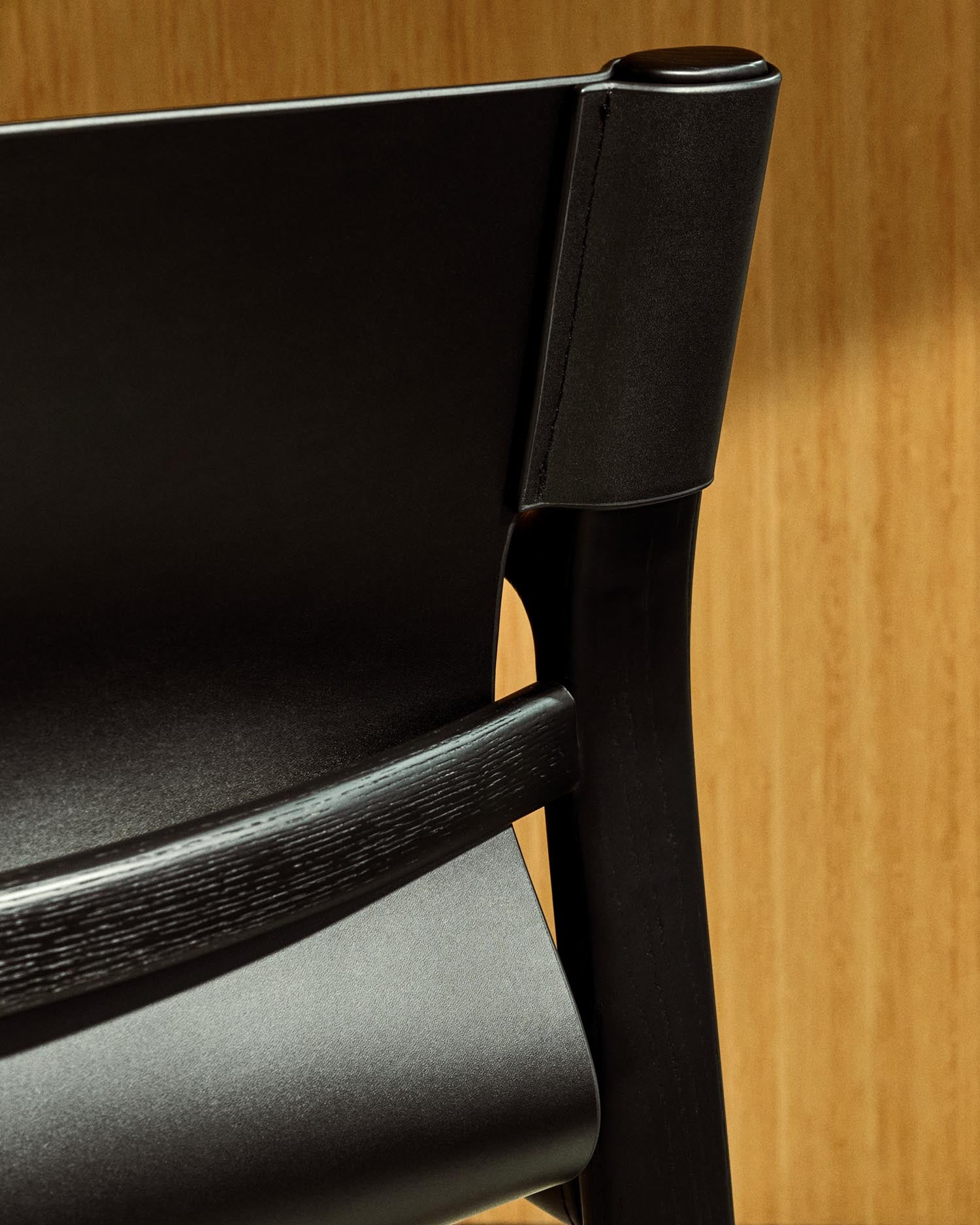 Erleben Sie den Stuhl Jan von Kave Home: Ein stilvolles Möbelstück aus recyceltem Leder und FSC-zertifiziertem Eschenholz, das Eleganz und Nachhaltigkeit vereint.