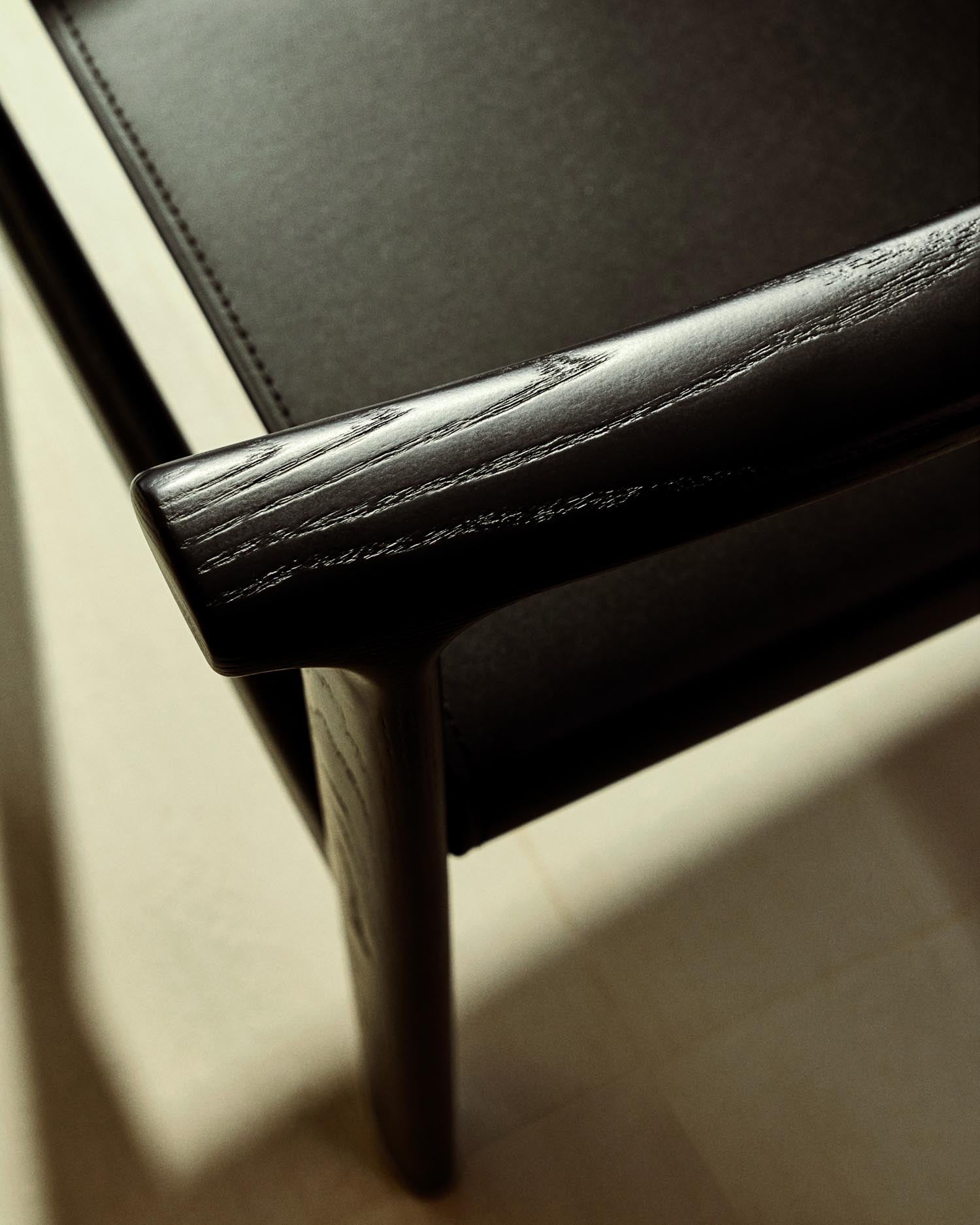 Entdecken Sie den Stuhl Jan von Kave Home: Ein eleganter Stuhl aus recyceltem Leder und nachhaltigem Eschenholz, der Komfort und Stil vereint.