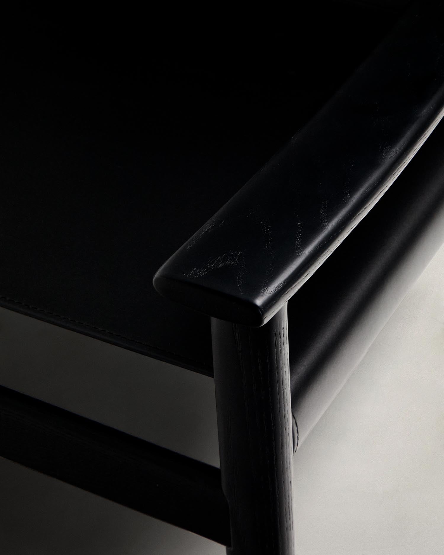 Entdecken Sie den Sessel Jan von Kave Home: Ein elegantes Design aus recyceltem Leder und FSC-zertifiziertem Eschenholz, das Stil und Nachhaltigkeit vereint.