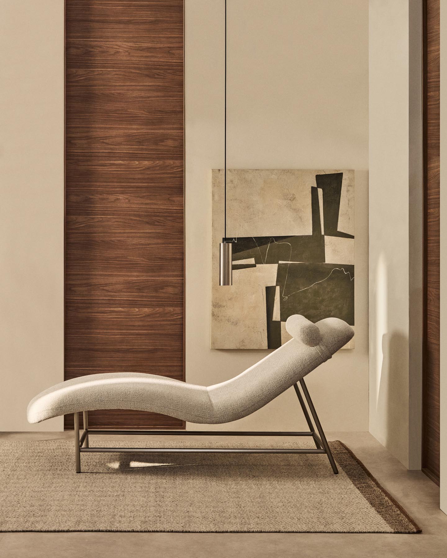 Divan Osla aus beigefarbener Chenille mit Beinen aus gebürstetem Edelstahl 175 cm in Beige präsentiert im Onlineshop von KAQTU Design AG. Tagesbett ist von Kave Home