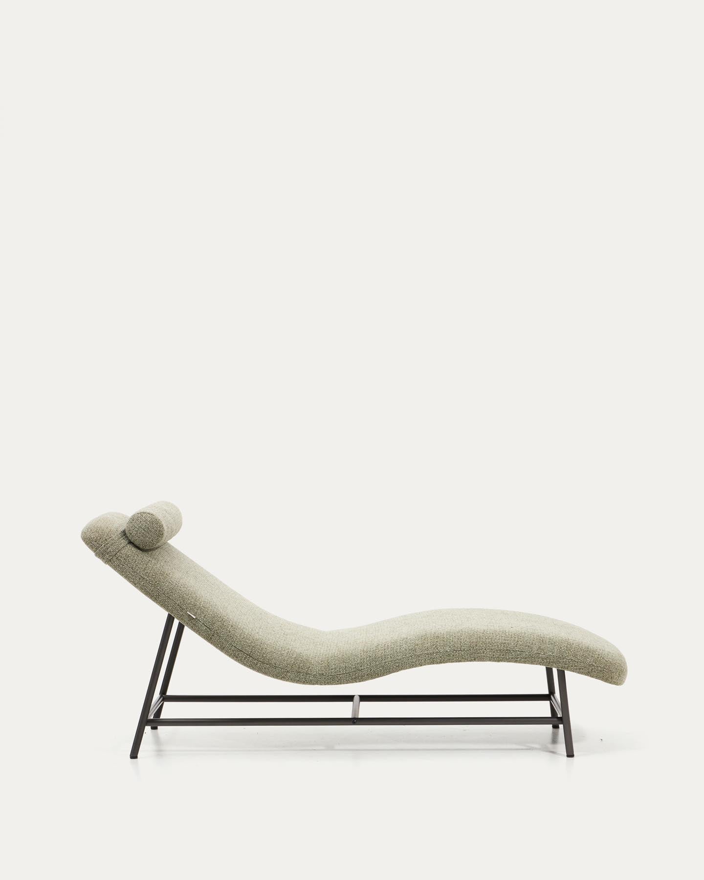 Divan Osla aus grüner Chenille mit Beinen aus gebürstetem Edelstahl in Graphit 174 cm in Hellgrün präsentiert im Onlineshop von KAQTU Design AG. Tagesbett ist von Kave Home