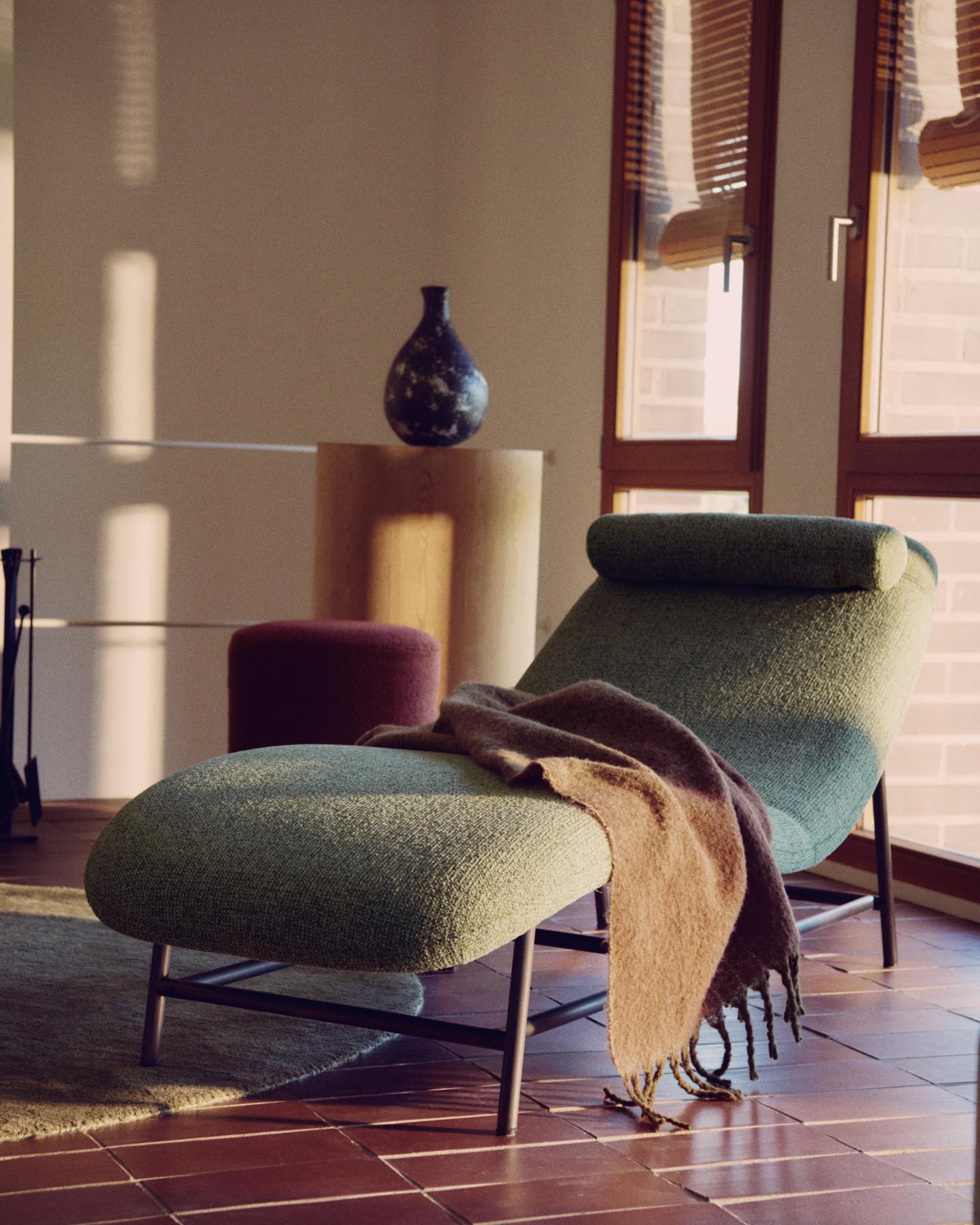 Divan Osla aus grüner Chenille mit Beinen aus gebürstetem Edelstahl in Graphit 174 cm in Hellgrün präsentiert im Onlineshop von KAQTU Design AG. Tagesbett ist von Kave Home