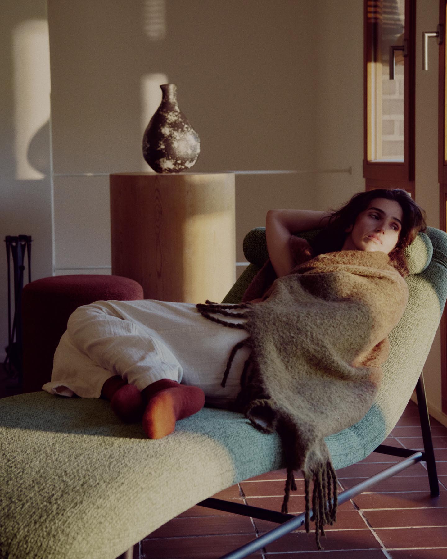 Divan Osla aus grüner Chenille mit Beinen aus gebürstetem Edelstahl in Graphit 174 cm in Hellgrün präsentiert im Onlineshop von KAQTU Design AG. Tagesbett ist von Kave Home