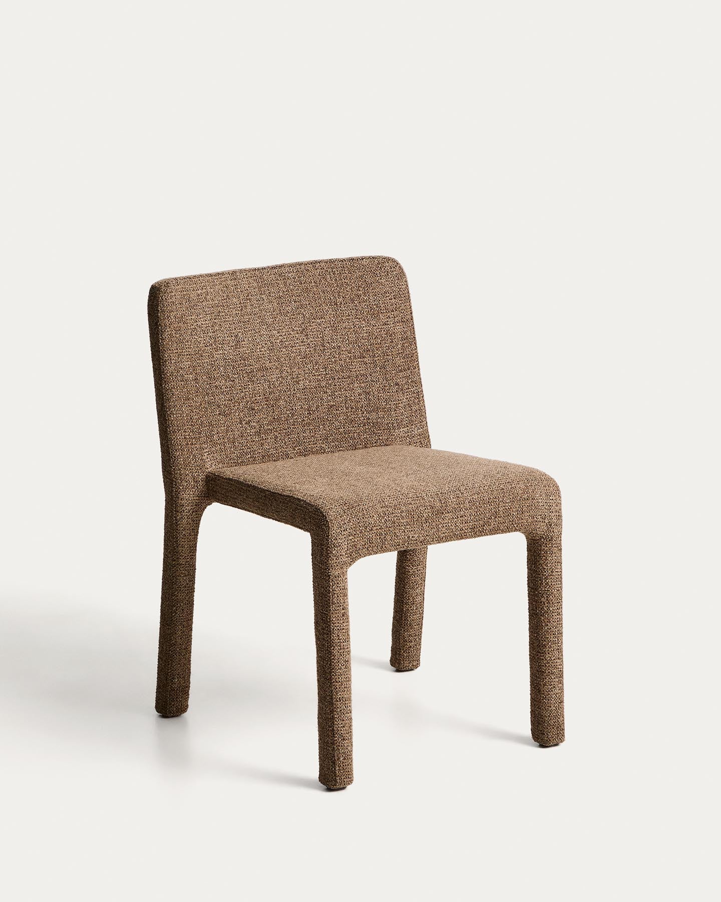 Stapelbarer Stuhl Loria aus schokoladenbrauner Chenille, FSC 100 % in Braun präsentiert im Onlineshop von KAQTU Design AG. Stuhl ist von Kave Home