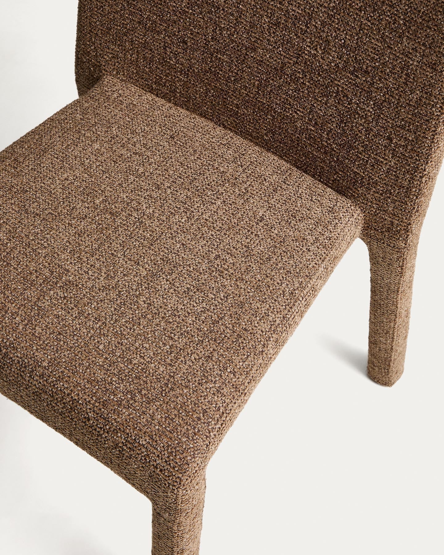 Stapelbarer Stuhl Loria aus schokoladenbrauner Chenille, FSC 100 % in Braun präsentiert im Onlineshop von KAQTU Design AG. Stuhl ist von Kave Home