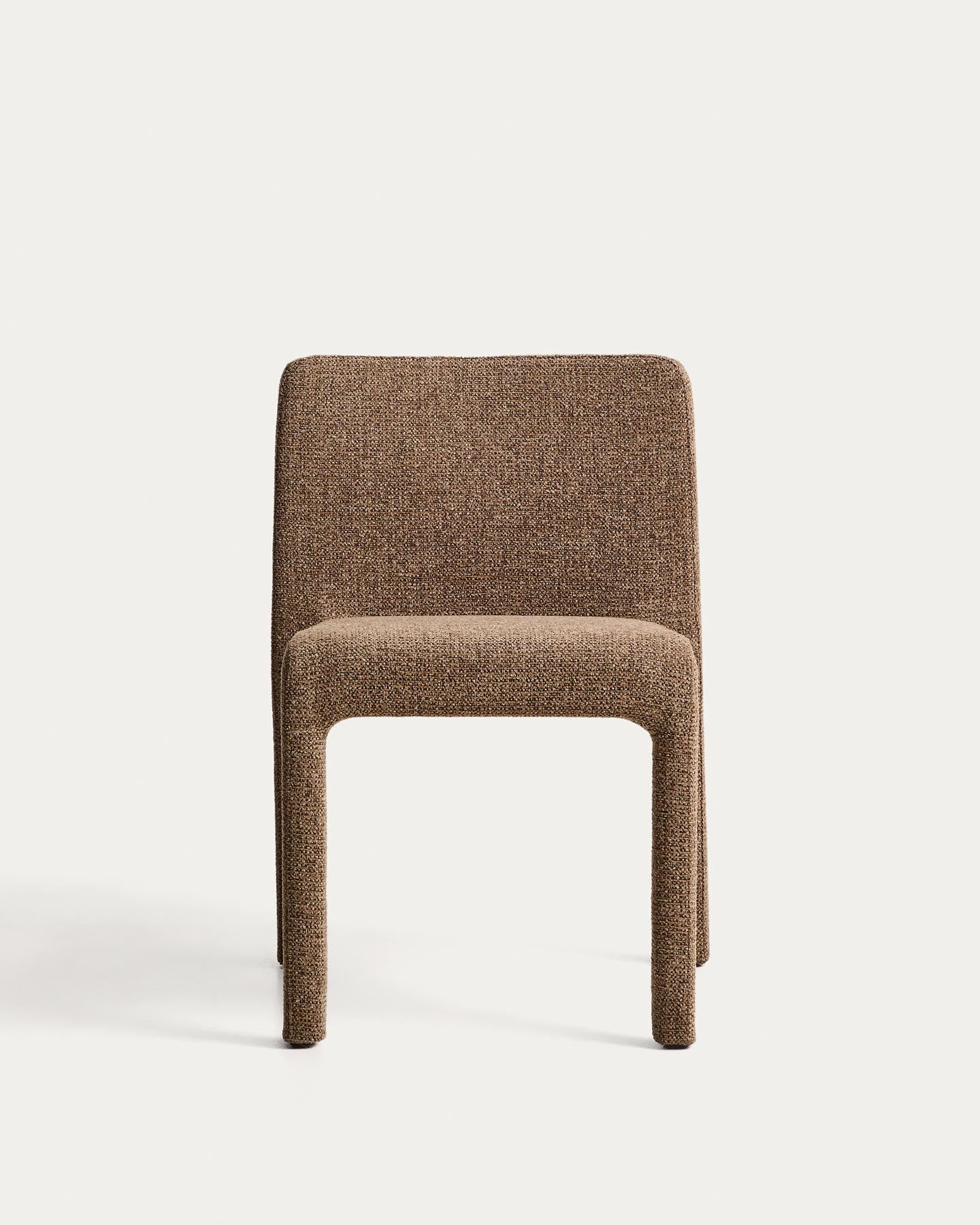 Stapelbarer Stuhl Loria aus schokoladenbrauner Chenille, FSC 100 % in Braun präsentiert im Onlineshop von KAQTU Design AG. Stuhl ist von Kave Home