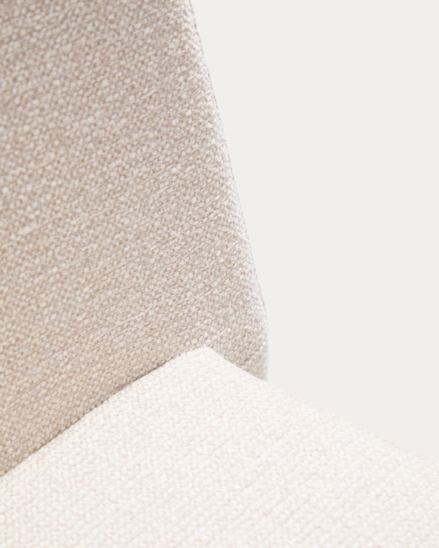 Stapelbarer Stuhl Loria mit beiger Chenille in Beige präsentiert im Onlineshop von KAQTU Design AG. Stuhl ist von Kave Home