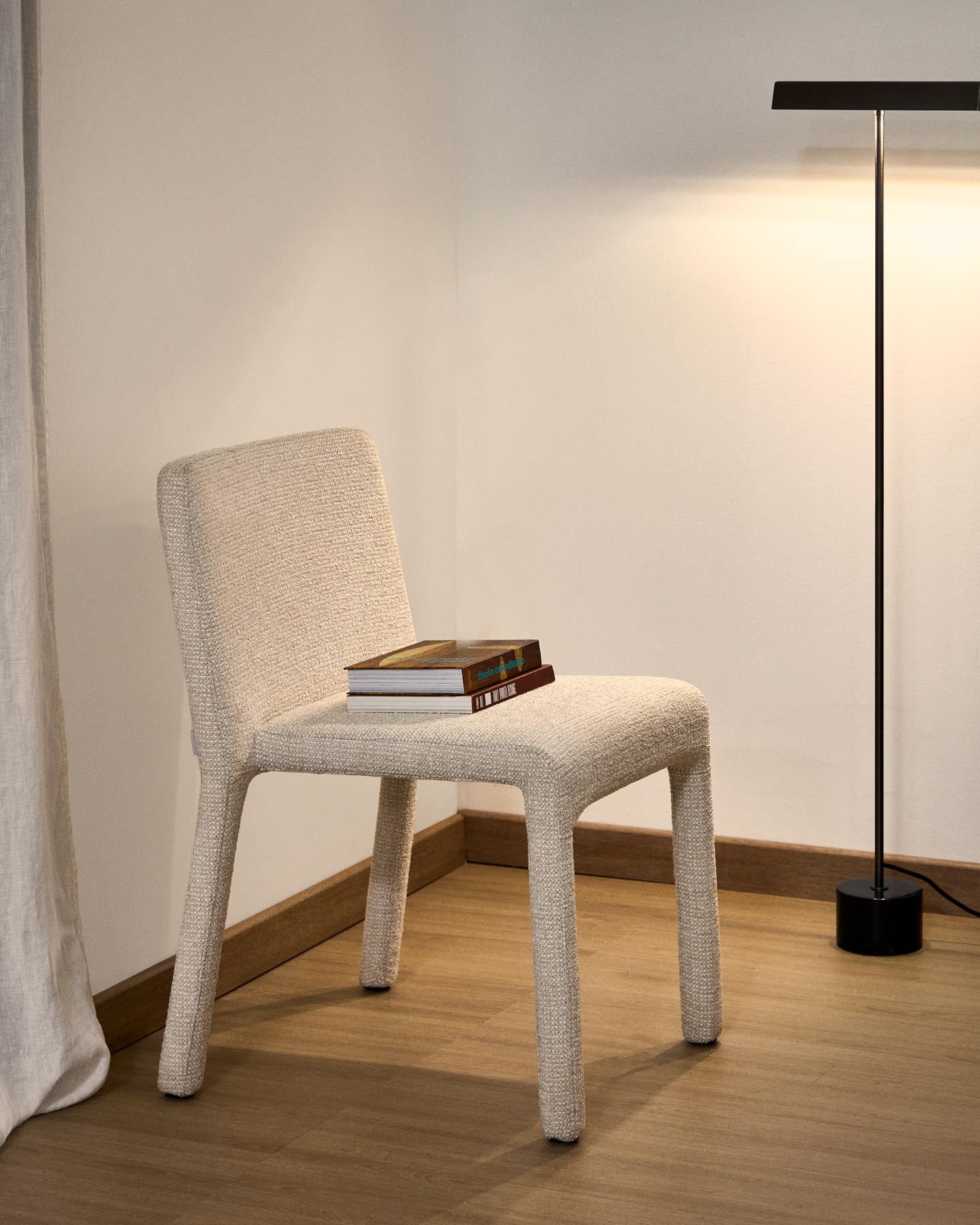 Stapelbarer Stuhl Loria mit beiger Chenille in Beige präsentiert im Onlineshop von KAQTU Design AG. Stuhl ist von Kave Home