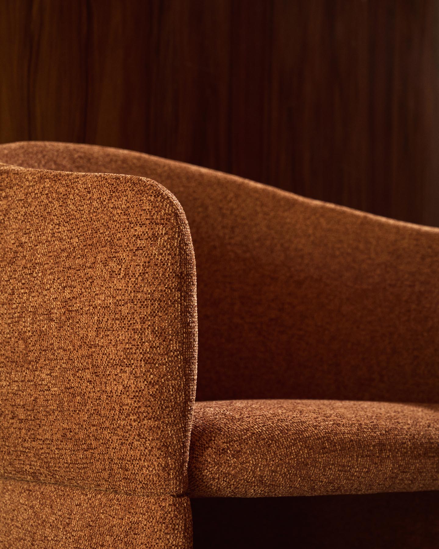 Stuhl Bosca mit terrakottafarbener Chenille in Terrakotta präsentiert im Onlineshop von KAQTU Design AG. Stuhl mit Armlehne ist von Kave Home