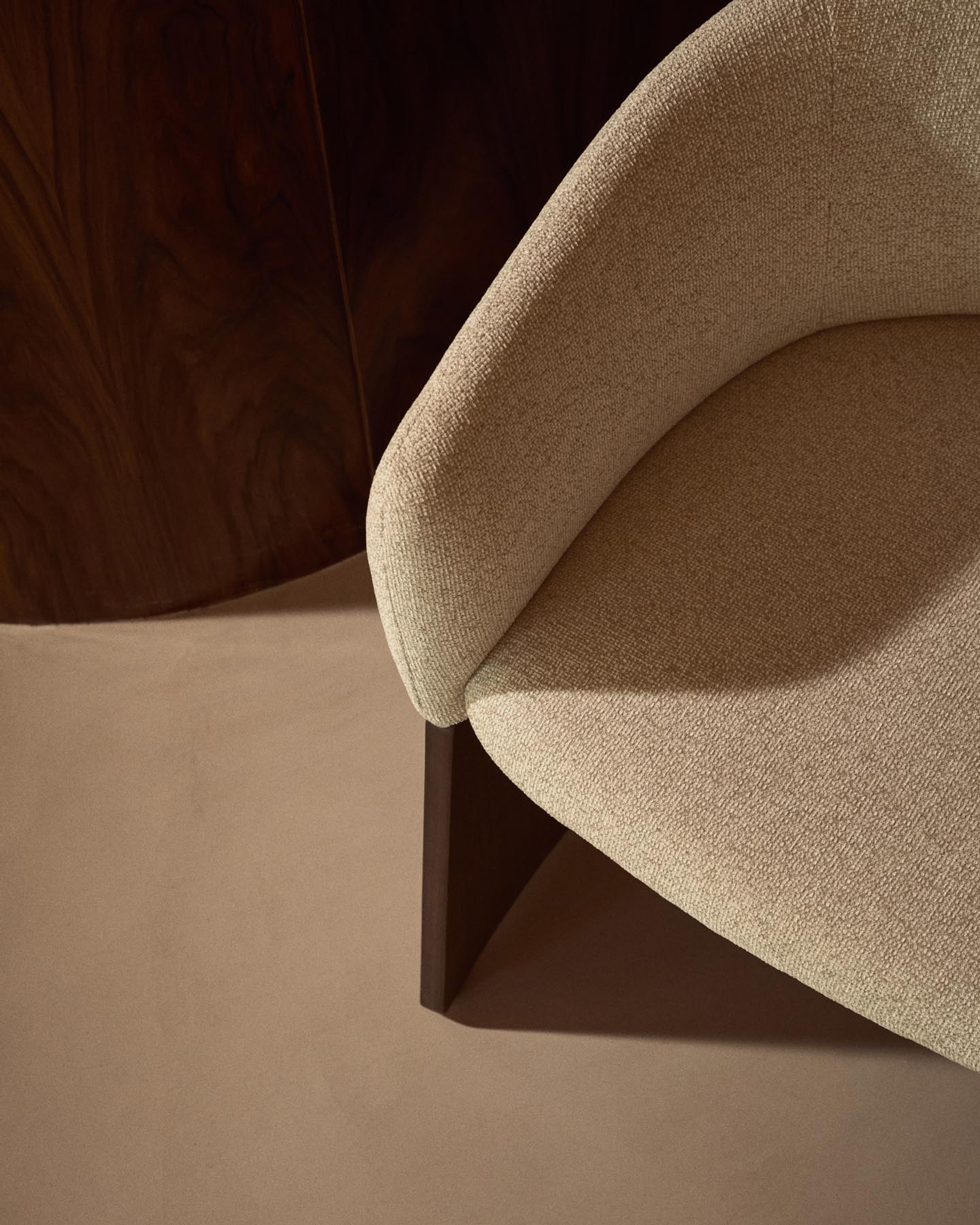 Stuhl Bosca mit beigefarbener Chenille und Nussbaumfurnier FSC 100% in Beige präsentiert im Onlineshop von KAQTU Design AG. Stuhl mit Armlehne ist von Kave Home