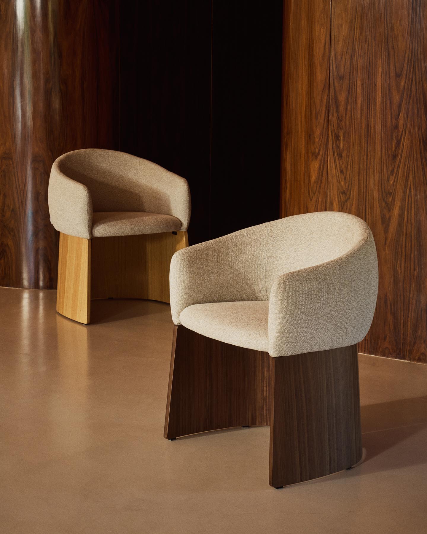 Stuhl Bosca mit beigefarbener Chenille und Nussbaumfurnier FSC 100% in Beige präsentiert im Onlineshop von KAQTU Design AG. Stuhl mit Armlehne ist von Kave Home