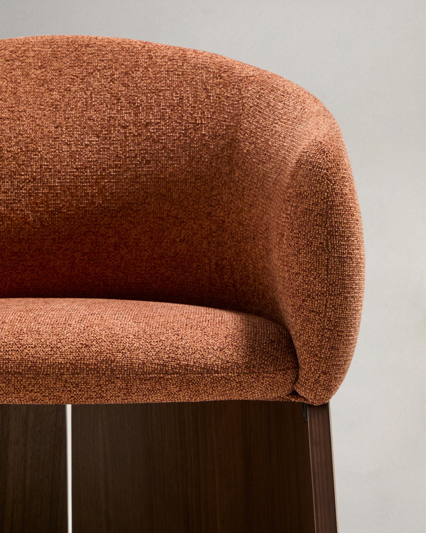 Stuhl Bosca mit terrakottafarbener Chenille und Nussbaumfurnier FSC 100% in Terrakotta präsentiert im Onlineshop von KAQTU Design AG. Stuhl mit Armlehne ist von Kave Home