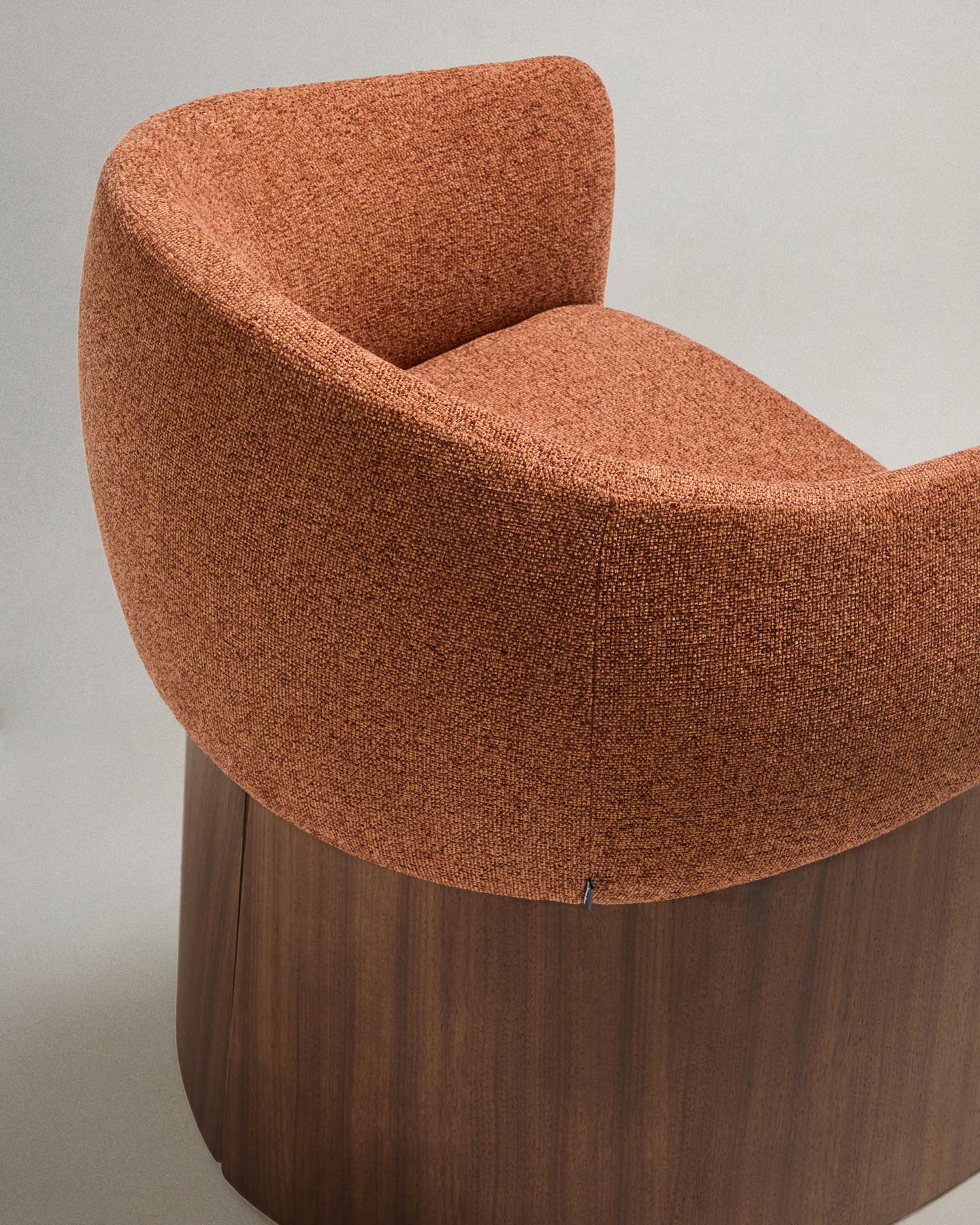 Stuhl Bosca mit terrakottafarbener Chenille und Nussbaumfurnier FSC 100% in Terrakotta präsentiert im Onlineshop von KAQTU Design AG. Stuhl mit Armlehne ist von Kave Home