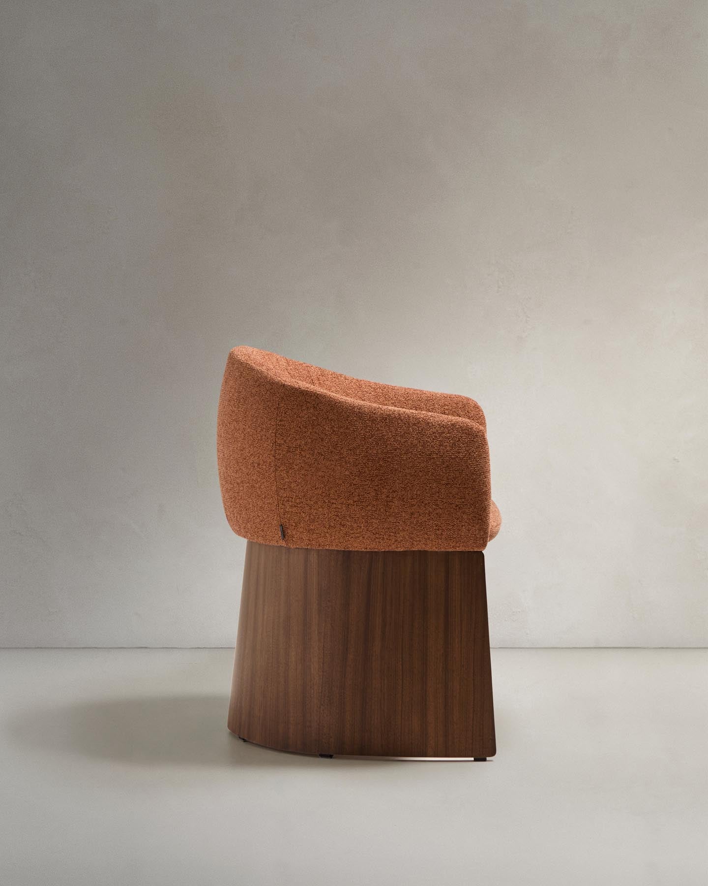 Stuhl Bosca mit terrakottafarbener Chenille und Nussbaumfurnier FSC 100% in Terrakotta präsentiert im Onlineshop von KAQTU Design AG. Stuhl mit Armlehne ist von Kave Home