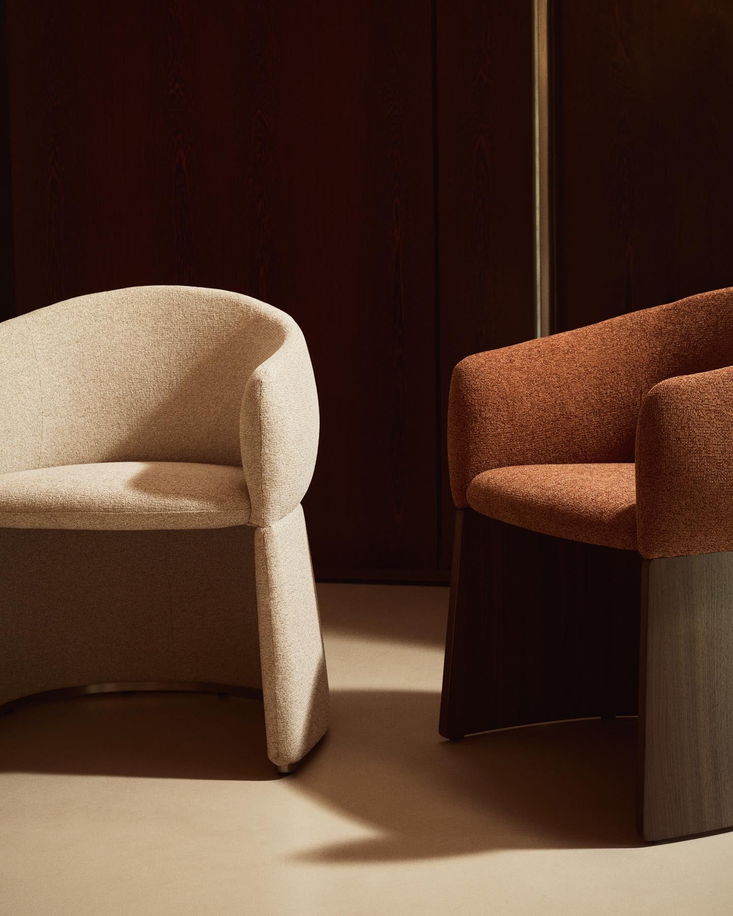 Stuhl Bosca mit terrakottafarbener Chenille und Nussbaumfurnier FSC 100% in Terrakotta präsentiert im Onlineshop von KAQTU Design AG. Stuhl mit Armlehne ist von Kave Home