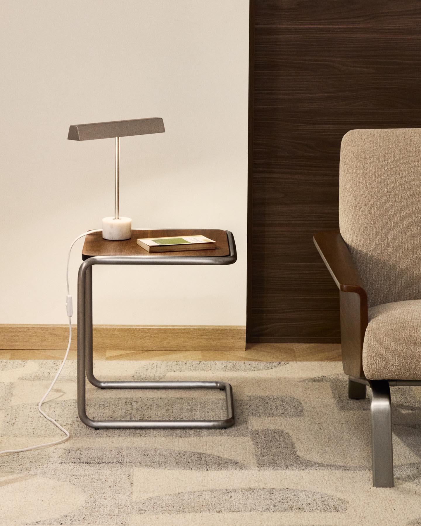 Beistelltisch Tarsel aus Nussbaumfurnier mit Gestell aus gebürstetem Edelstahl 42 x 47 cm in Dunkelbraun präsentiert im Onlineshop von KAQTU Design AG. Beistelltisch ist von Kave Home