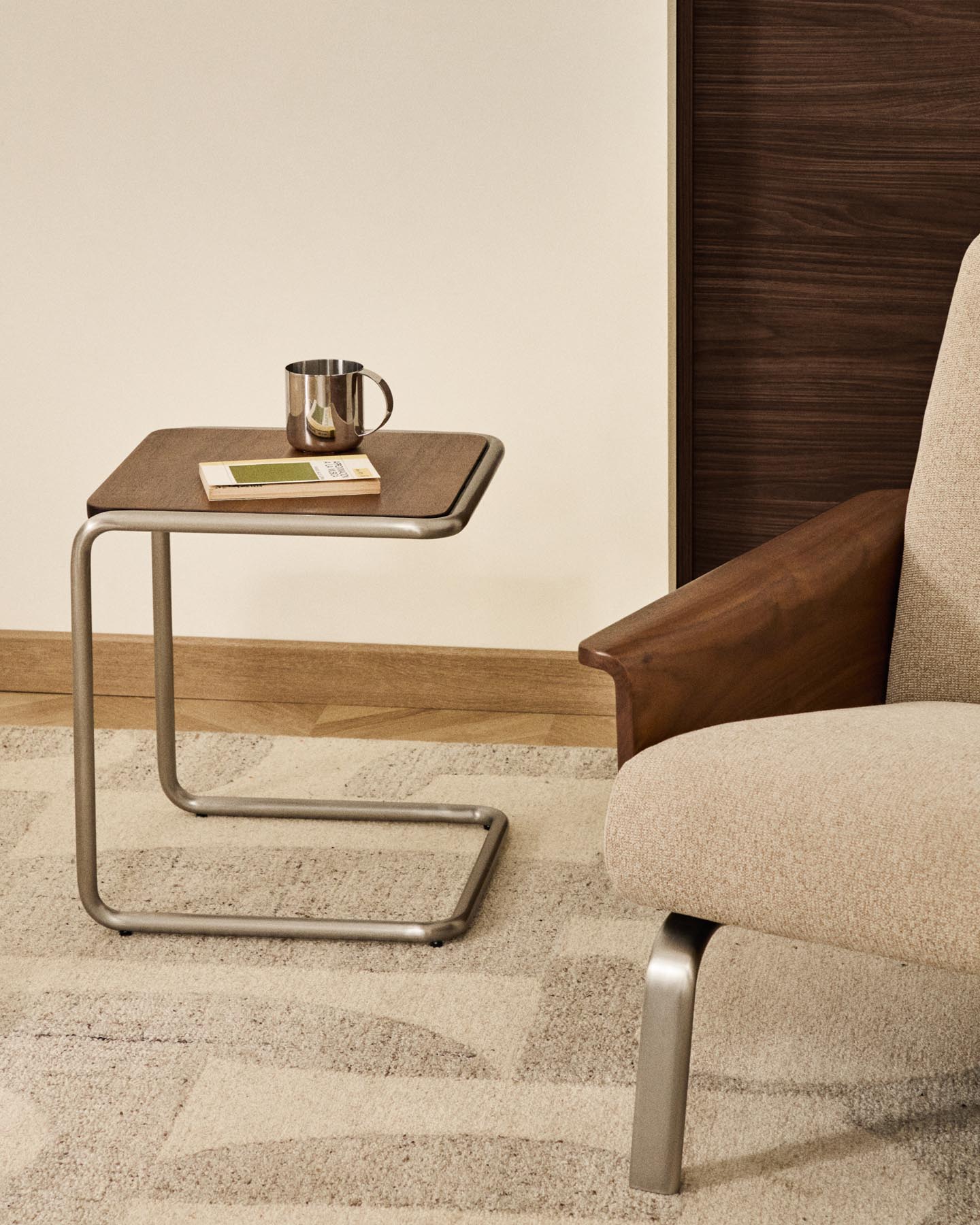 Beistelltisch Tarsel aus Nussbaumfurnier mit Gestell aus gebürstetem Edelstahl 42 x 47 cm in Dunkelbraun präsentiert im Onlineshop von KAQTU Design AG. Beistelltisch ist von Kave Home