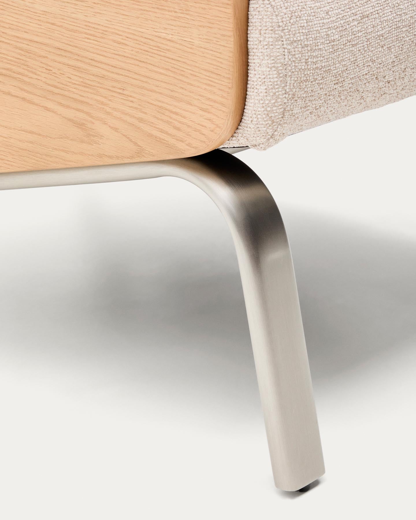 Sessel Amsen in Beige aus Eichensperrholz mit Beinen aus em gebürsteten Edelstahl in Beige präsentiert im Onlineshop von KAQTU Design AG. Sessel ist von Kave Home