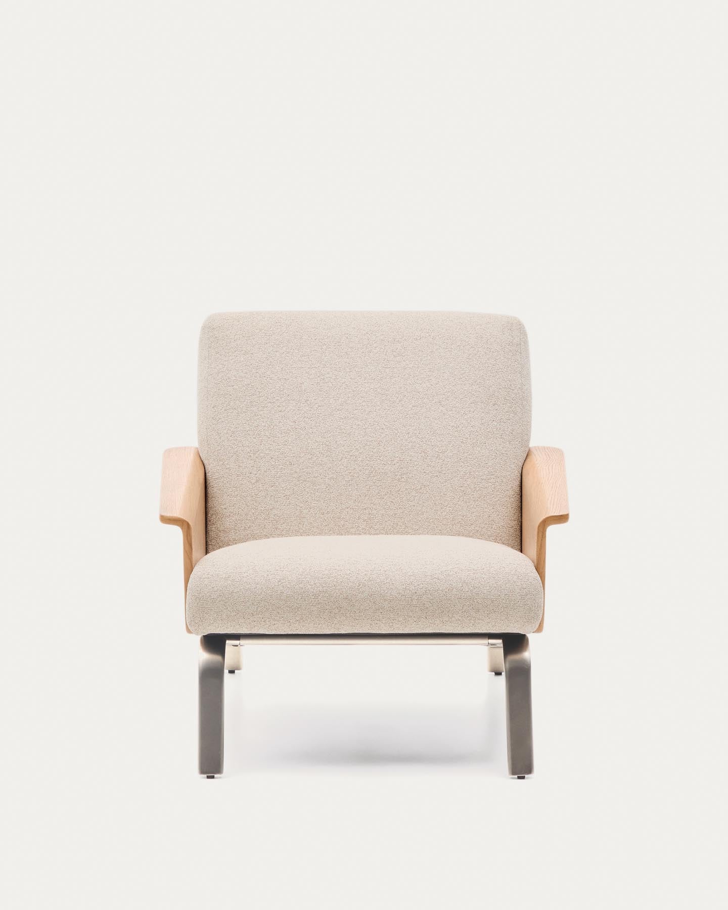 Sessel Amsen in Beige aus Eichensperrholz mit Beinen aus em gebürsteten Edelstahl in Beige präsentiert im Onlineshop von KAQTU Design AG. Sessel ist von Kave Home