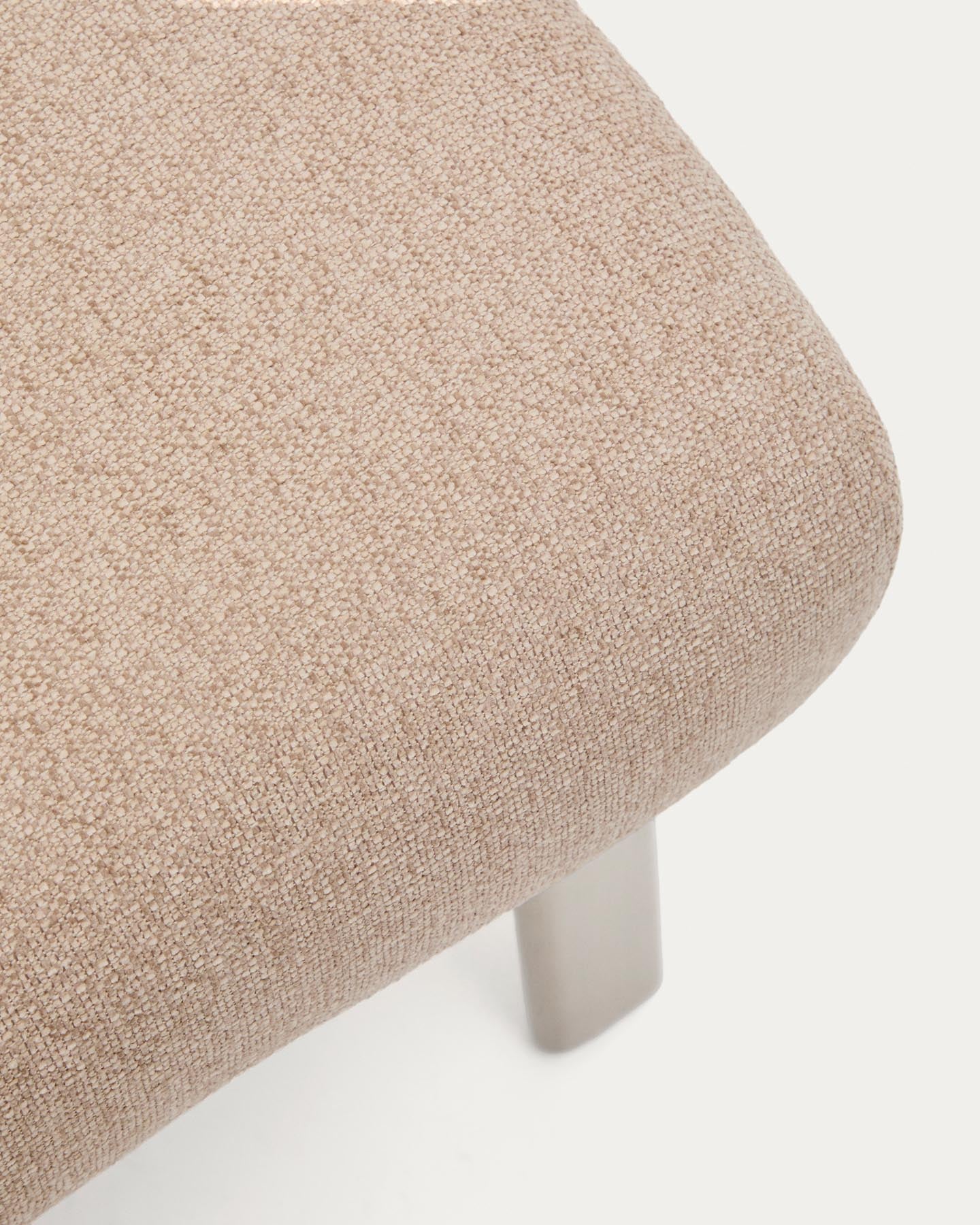 Fußablage Amsen in Hellbraun mit Beinen aus em gebürsteten Edelstahl 68 x 55 cm in Hellbraun präsentiert im Onlineshop von KAQTU Design AG. Pouf ist von Kave Home