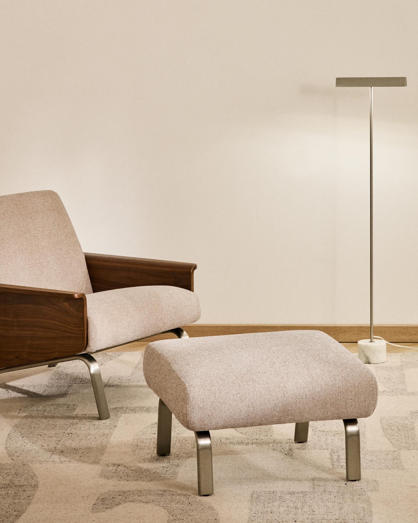 Fußablage Amsen in Hellbraun mit Beinen aus em gebürsteten Edelstahl 68 x 55 cm in Hellbraun präsentiert im Onlineshop von KAQTU Design AG. Pouf ist von Kave Home