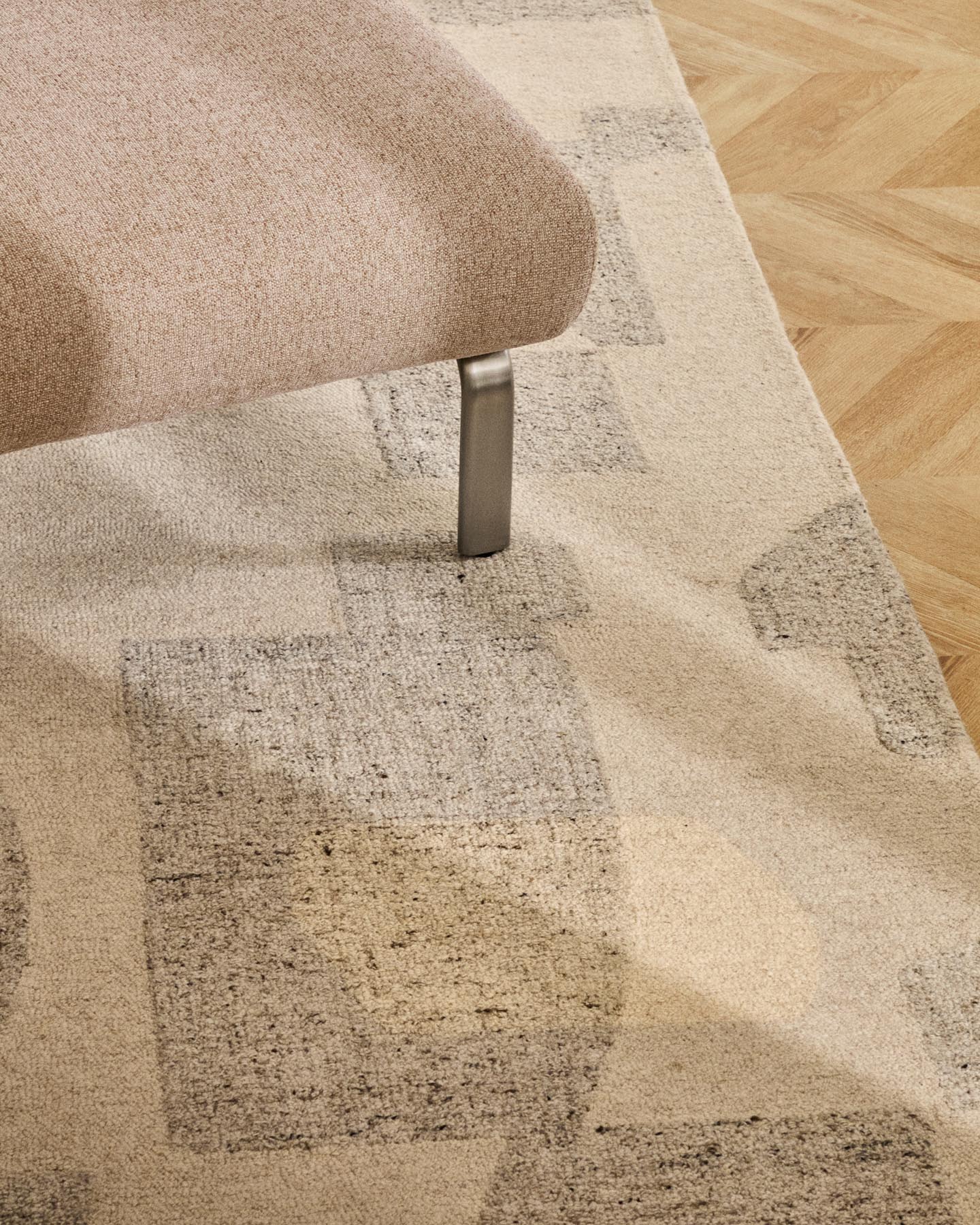 Fußablage Amsen in Hellbraun mit Beinen aus em gebürsteten Edelstahl 68 x 55 cm in Hellbraun präsentiert im Onlineshop von KAQTU Design AG. Pouf ist von Kave Home