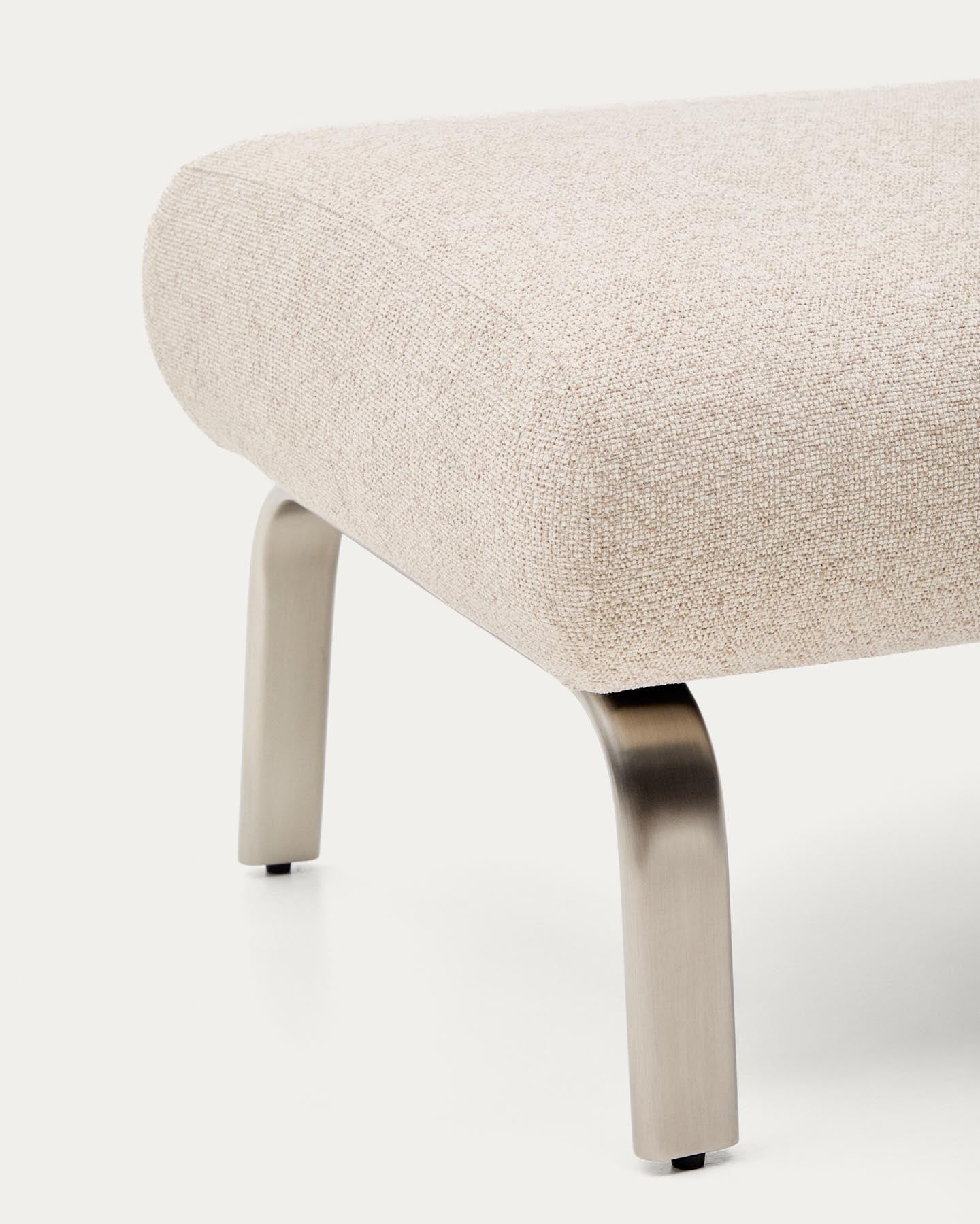 Fußablage Amsen in Beige mit Beinen aus em gebürsteten Edelstahl 68 x 55 cm in Beige präsentiert im Onlineshop von KAQTU Design AG. Pouf ist von Kave Home