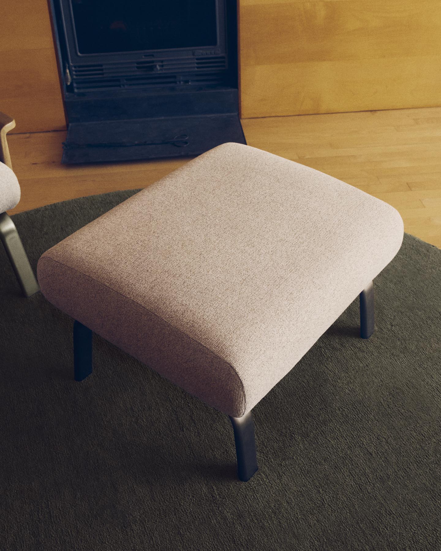Fußablage Amsen in Beige mit Beinen aus em gebürsteten Edelstahl 68 x 55 cm in Beige präsentiert im Onlineshop von KAQTU Design AG. Pouf ist von Kave Home