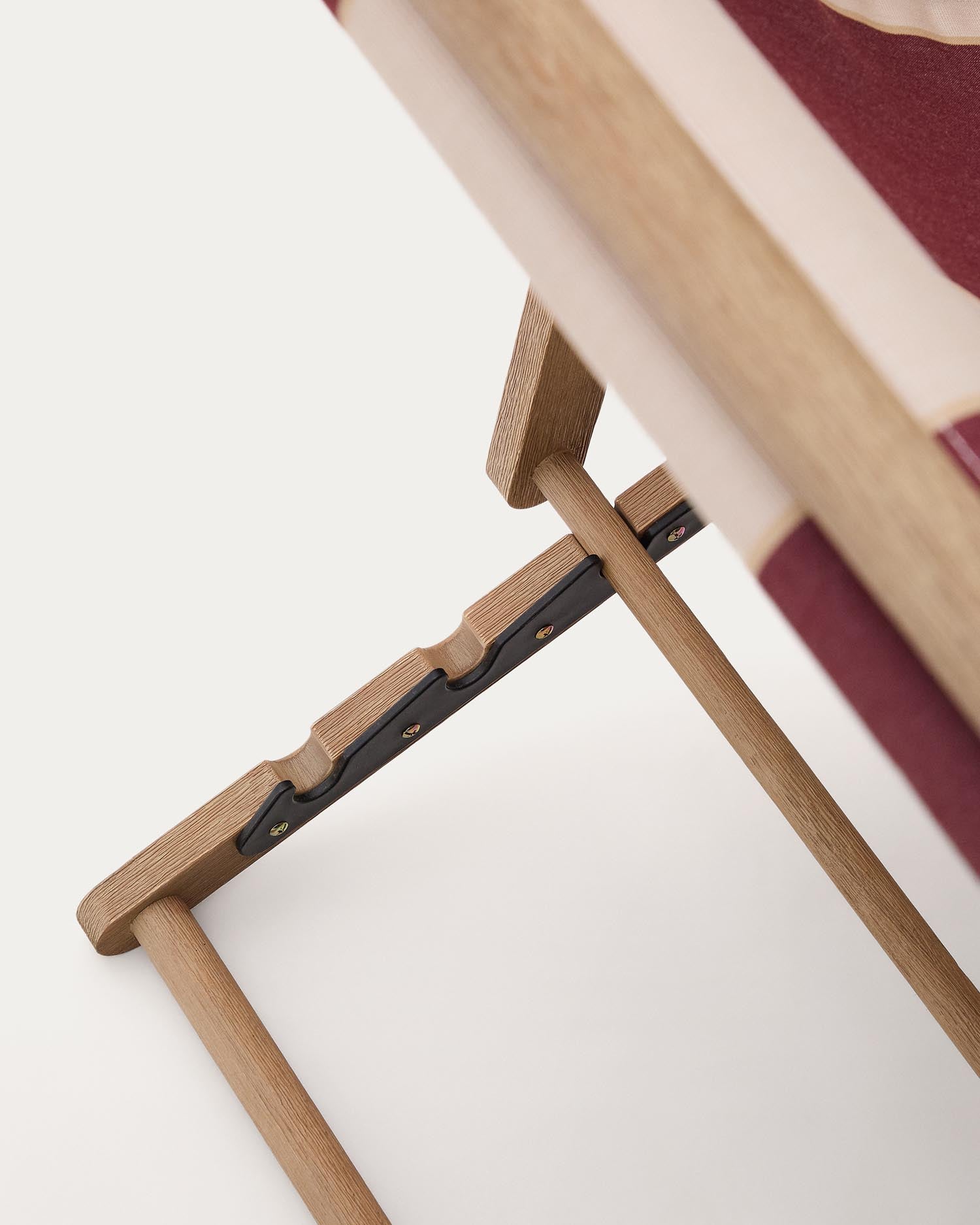 Erleben Sie stilvolle Entspannung im Freien mit dem klappbaren Vilara Liegestuhl aus FSC-zertifiziertem Akazienholz und strapazierfähigem, wasserabweisendem Stoff.