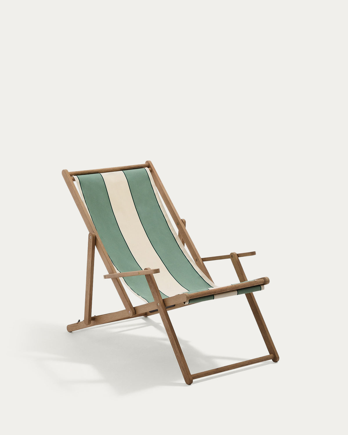 Grün-beige gestreifter klappbarer Outdoor-Liegestuhl Vilara aus massivem Akazienholz, FSC 100% in Grün, Weiss, Braun präsentiert im Onlineshop von KAQTU Design AG. Liegestuhl ist von Kave Home