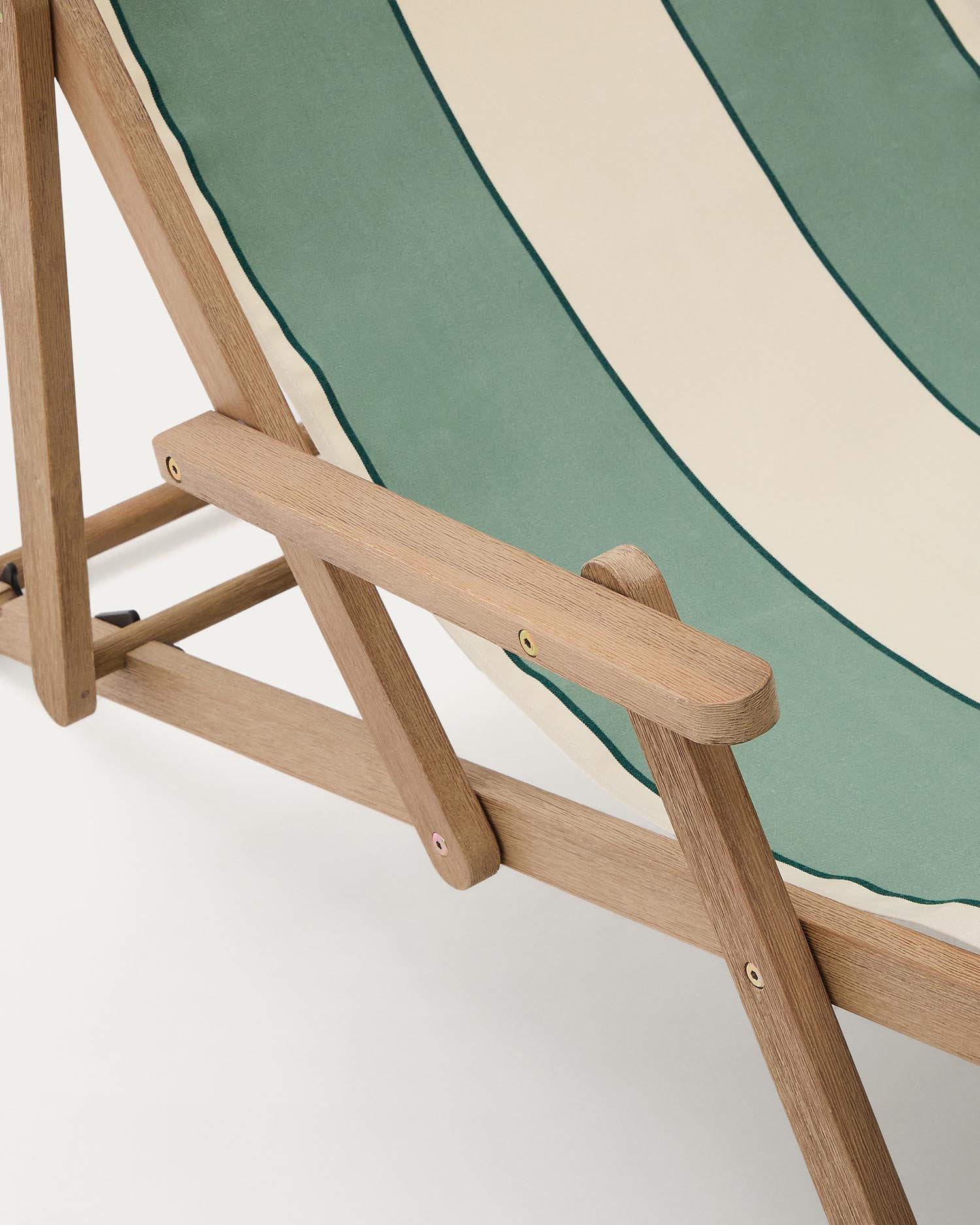 Genießen Sie den stilvollen klappbaren Liegestuhl Vilara von Kave Home. Aus massivem, FSC-zertifiziertem Akazienholz und wetterfestem Stoff, perfekt für entspannte Stunden im Freien.