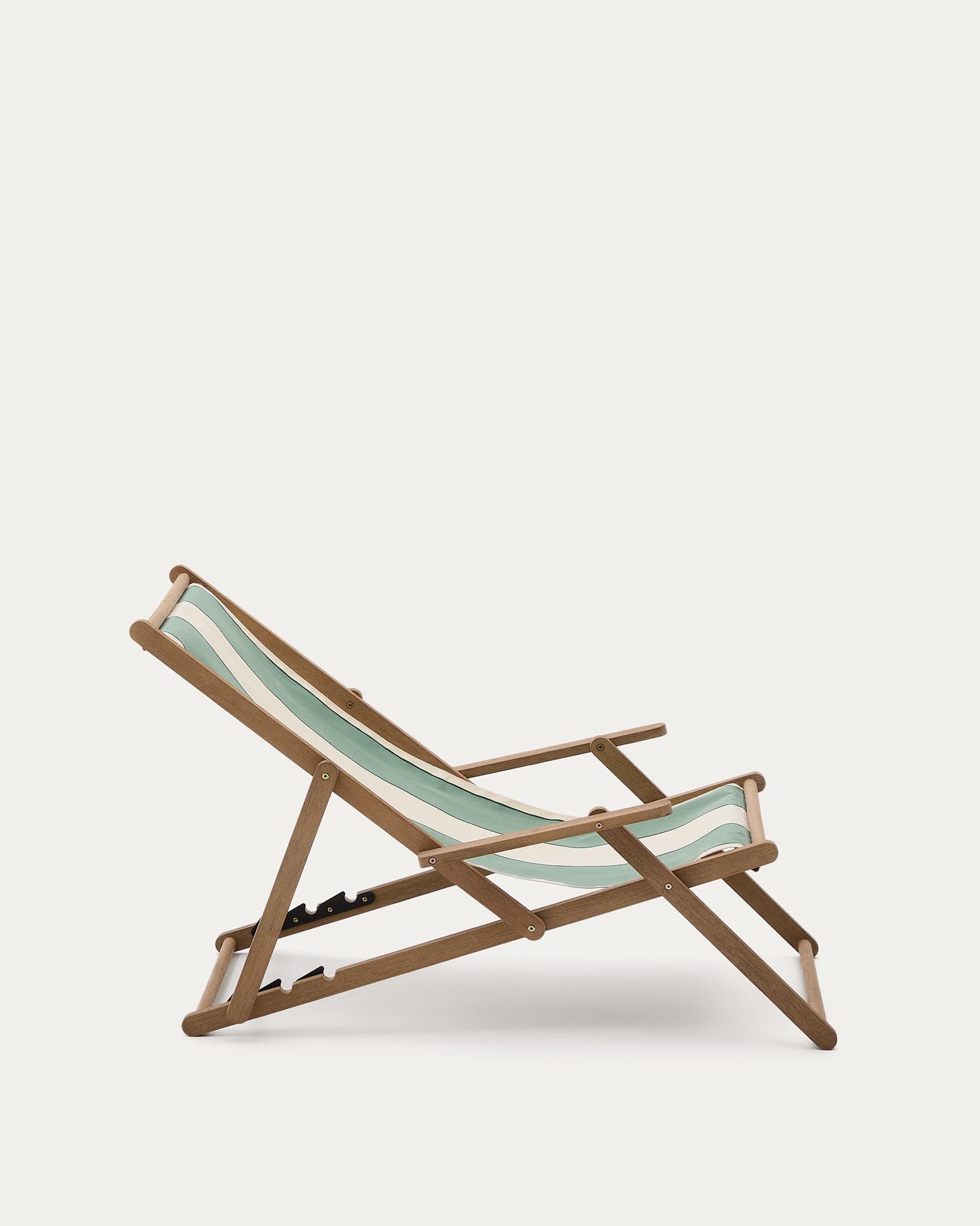 Erleben Sie den stilvollen klappbaren Liegestuhl Vilara von Kave Home. Aus FSC-zertifiziertem Akazienholz und UV-beständigem Stoff für höchsten Komfort im Freien.