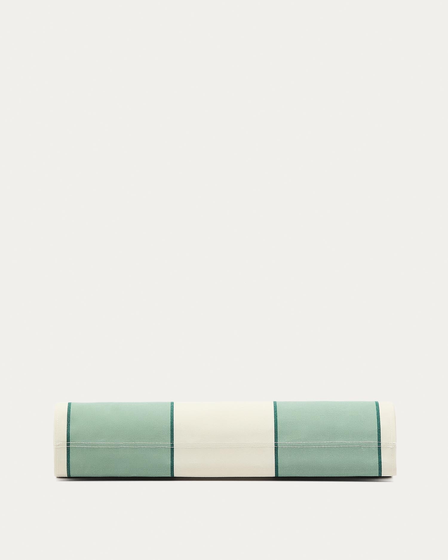 Erleben Sie den klappbaren Outdoor-Liegestuhl Vilara von Kave Home. Aus robustem, FSC-zertifiziertem Akazienholz und pflegeleichtem, UV-beständigem Stoff, ideal für jeden Außenbereich.