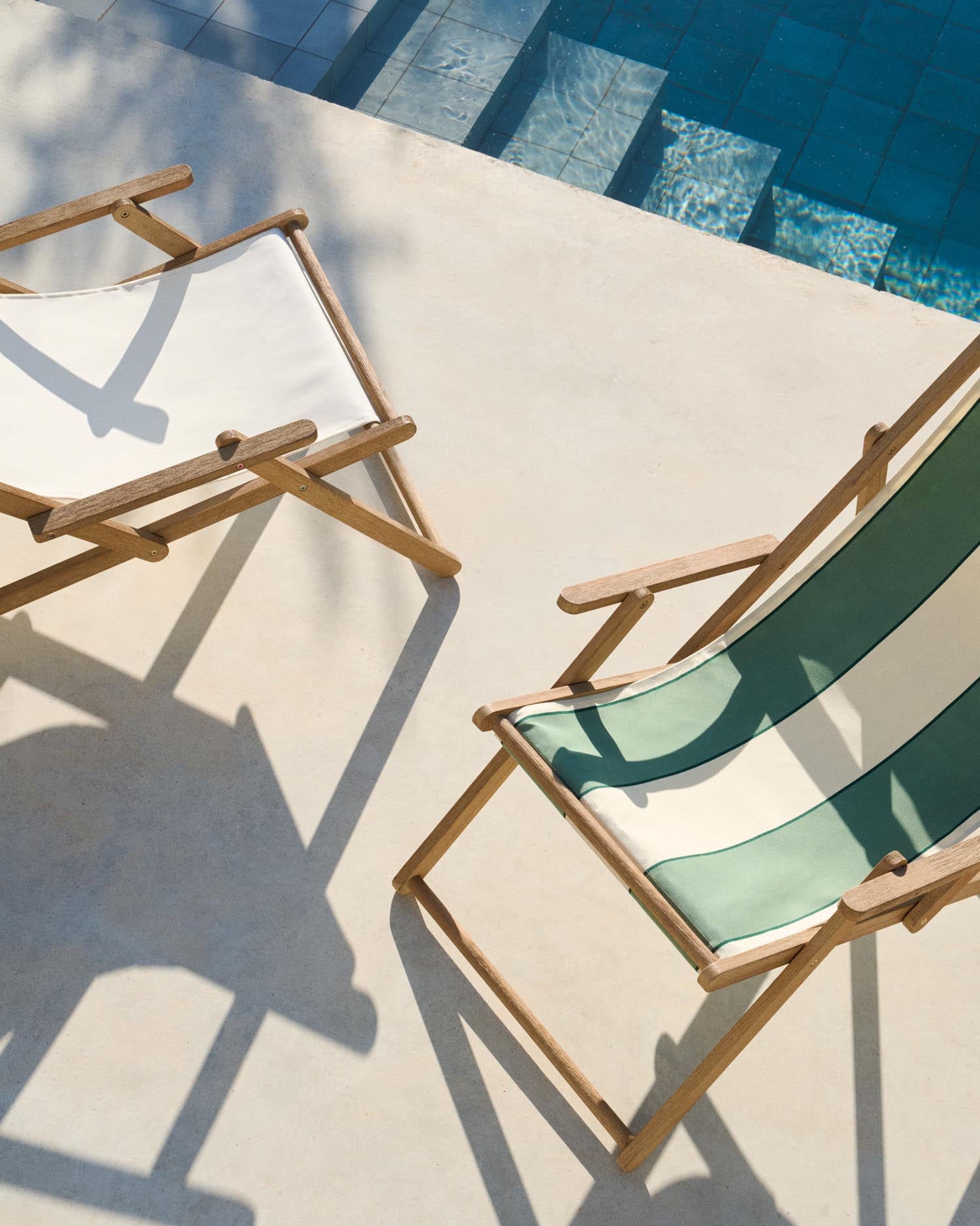 Erleben Sie den stilvollen klappbaren Liegestuhl Vilara von Kave Home. Aus robustem, FSC-zertifiziertem Akazienholz und wetterfestem Stoff, perfekt für Ihren Garten.