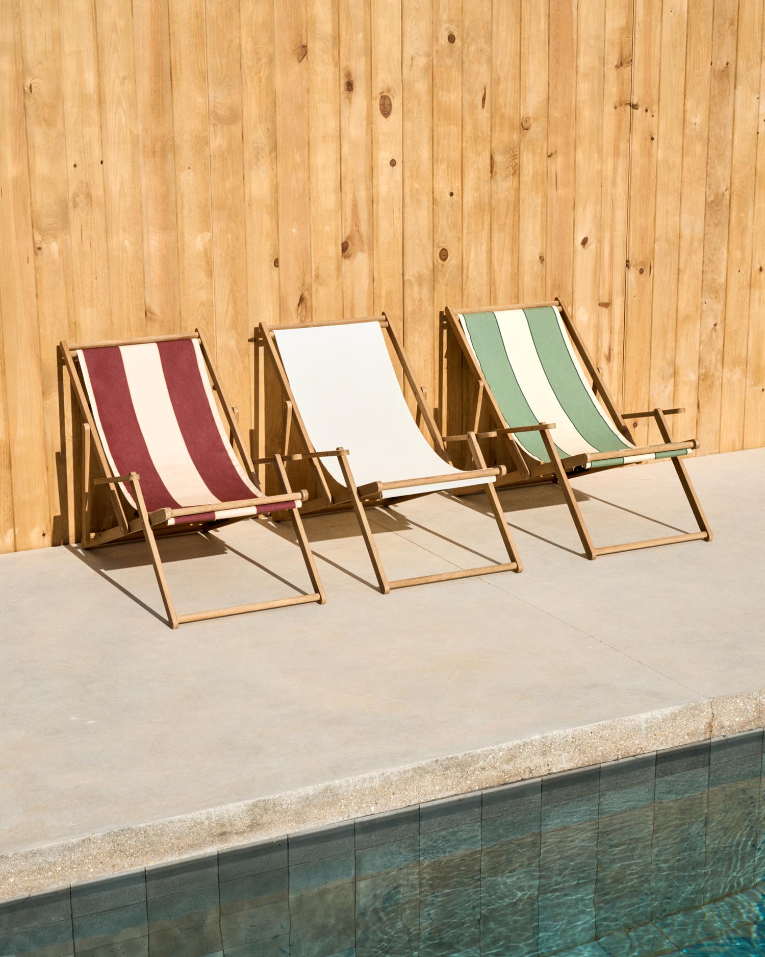 Genießen Sie den klappbaren Outdoor-Liegestuhl Vilara von Kave Home. Aus massivem, FSC-zertifiziertem Akazienholz und strapazierfähigem, wasserabweisendem Stoff.