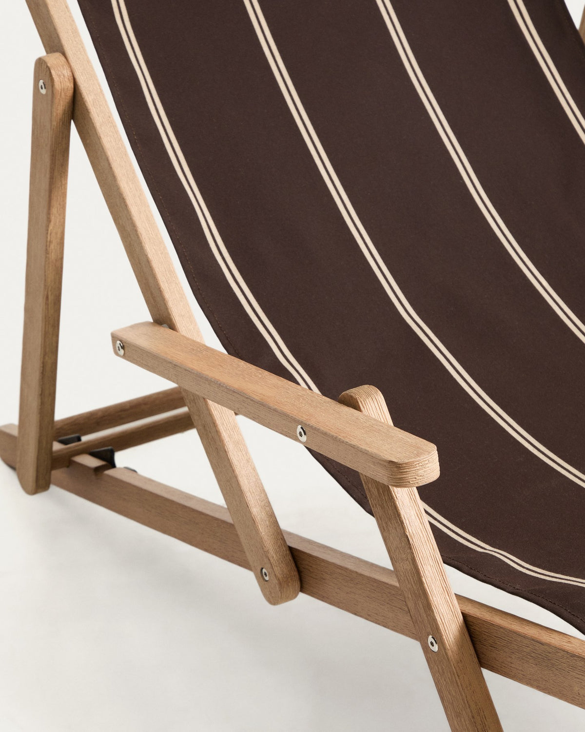 Braun-beige gestreifter Liegestuhl aus massivem Akazienholz mit klappbarem Gestell, Armlehnen und Stoffbespannung im Outdoor-Bereich.
