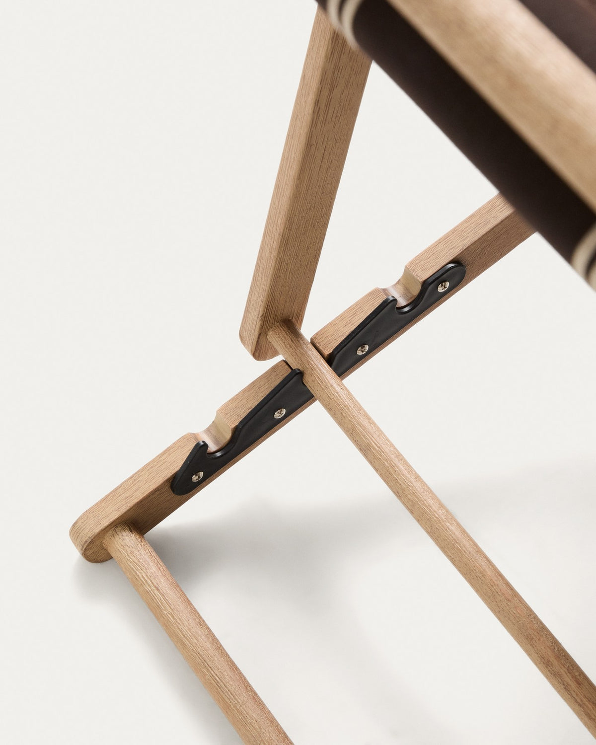 Braun-beige gestreifter Liegestuhl aus massivem Akazienholz mit klappbarem Gestell, Armlehnen und Stoffbespannung im Outdoor-Bereich.