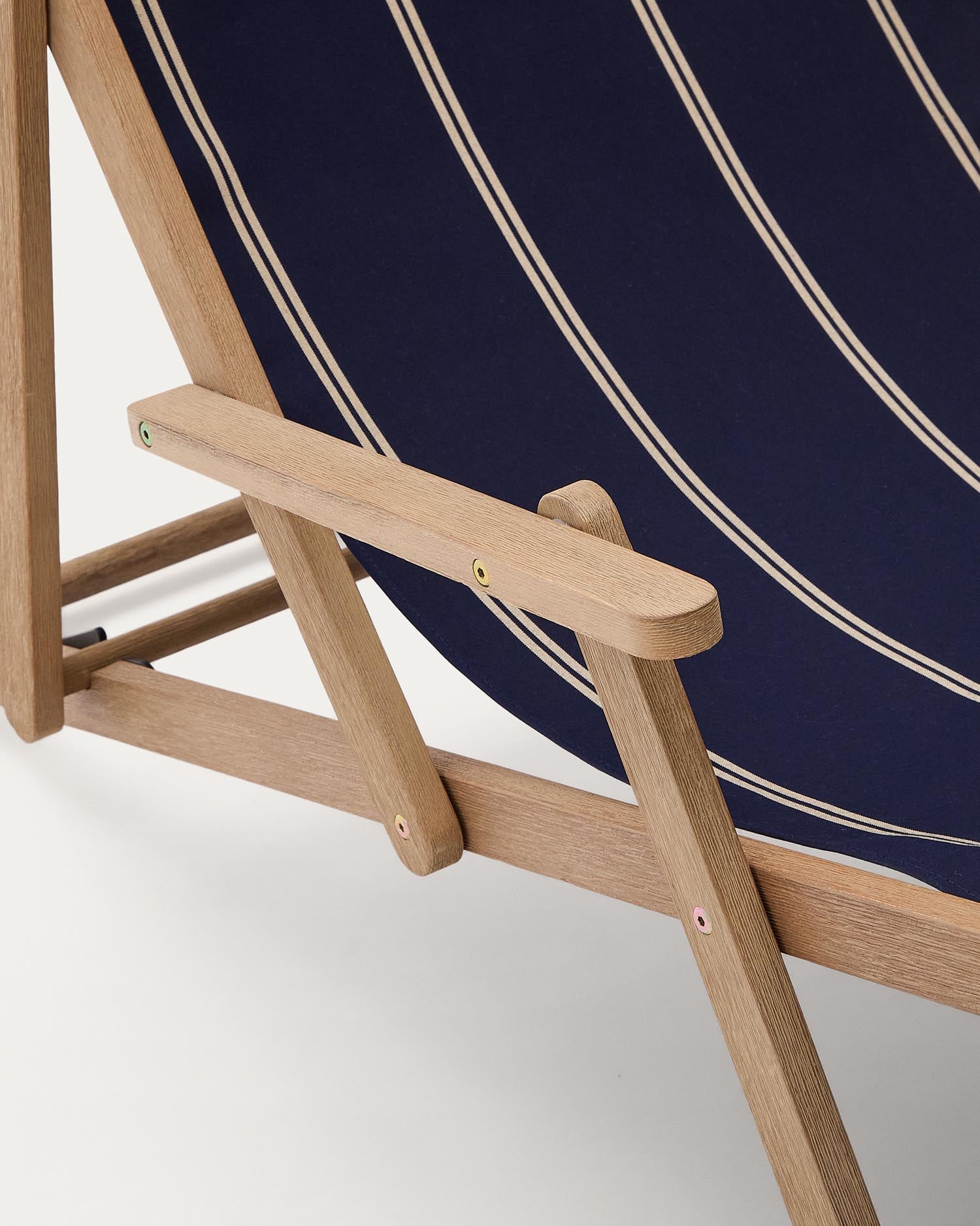 Genießen Sie den klappbaren Vilara Liegestuhl aus FSC-zertifiziertem Akazienholz. Blau-beige gestreift, wetterfest und perfekt für Ihren Garten!