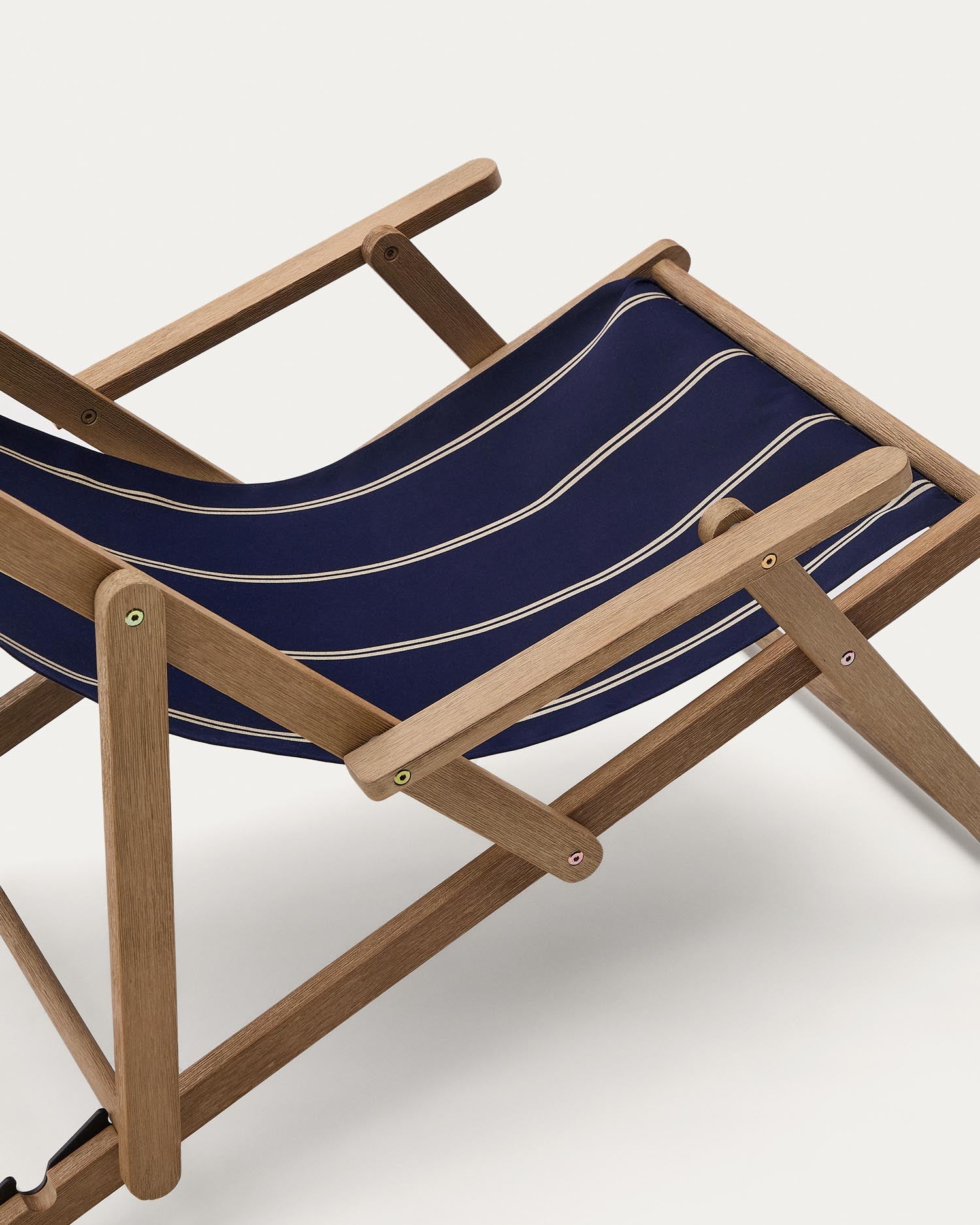 Genießen Sie den klappbaren Vilara Liegestuhl aus FSC-zertifiziertem Akazienholz. Blau-beige gestreift, wetterfest und perfekt für Ihren Garten!