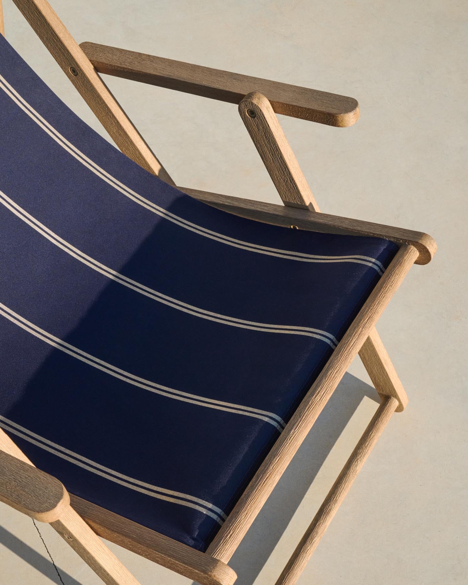 Genießen Sie den Komfort des klappbaren Vilara Liegestuhls aus hochwertigem Akazienholz. Perfekt für entspannte Stunden im Freien!