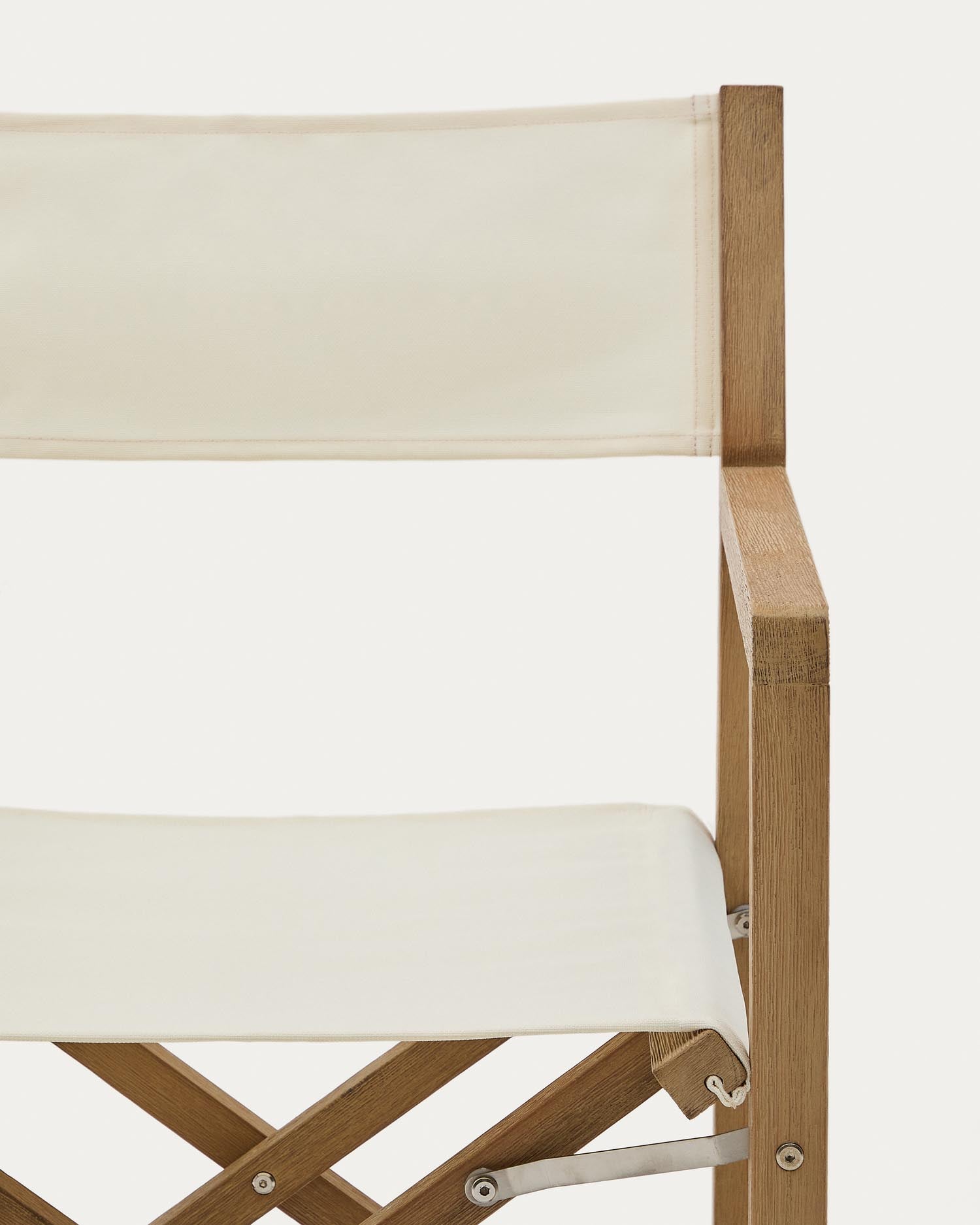 Erleben Sie den stilvollen Klappstuhl Vilara in Weiß aus hochwertigem, nachhaltigem Akazienholz. Ideal für Ihren Garten oder Balkon!